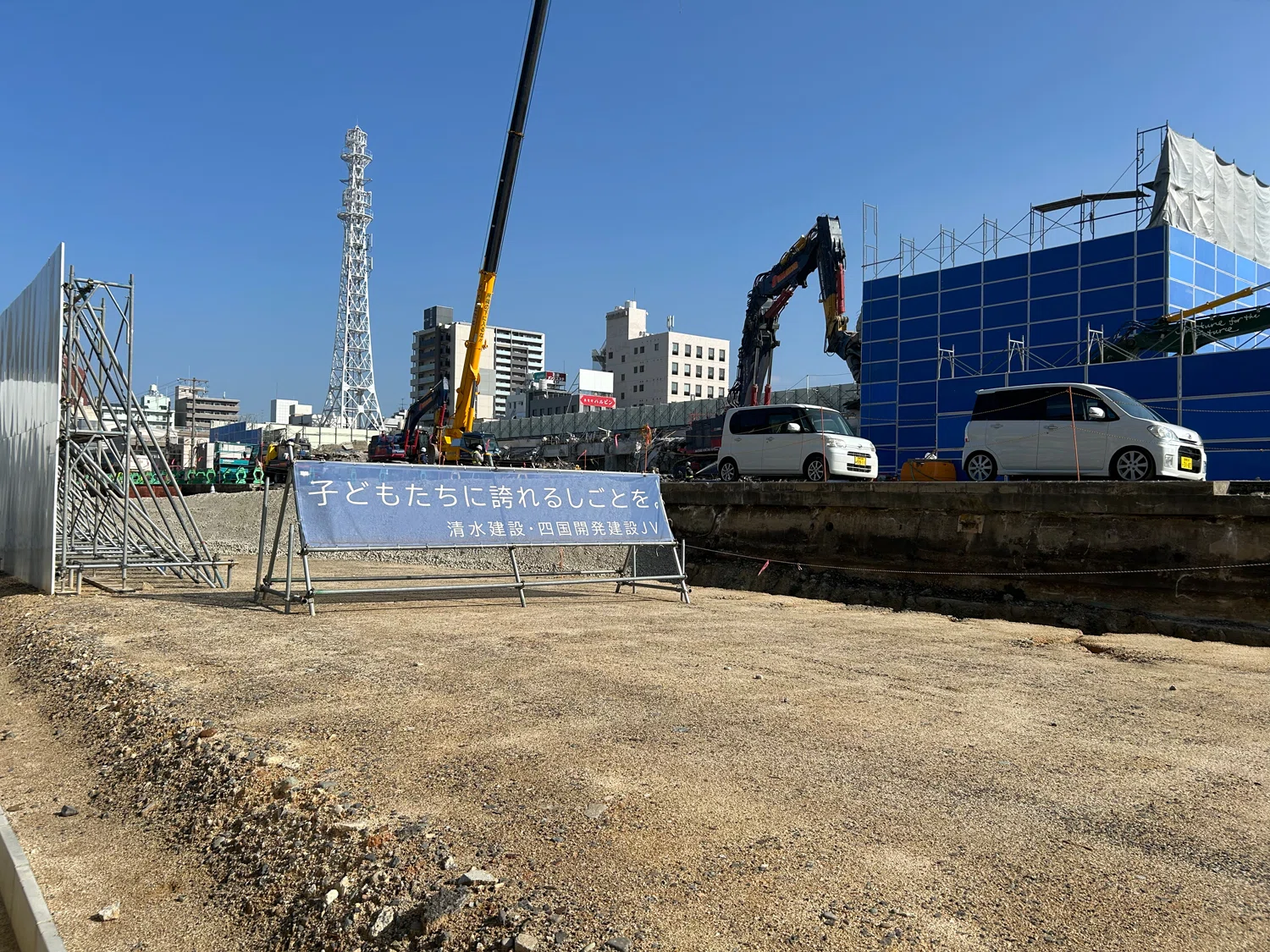前日まで線路だった上を歩いたその先に−JR松山駅 新旧駅舎