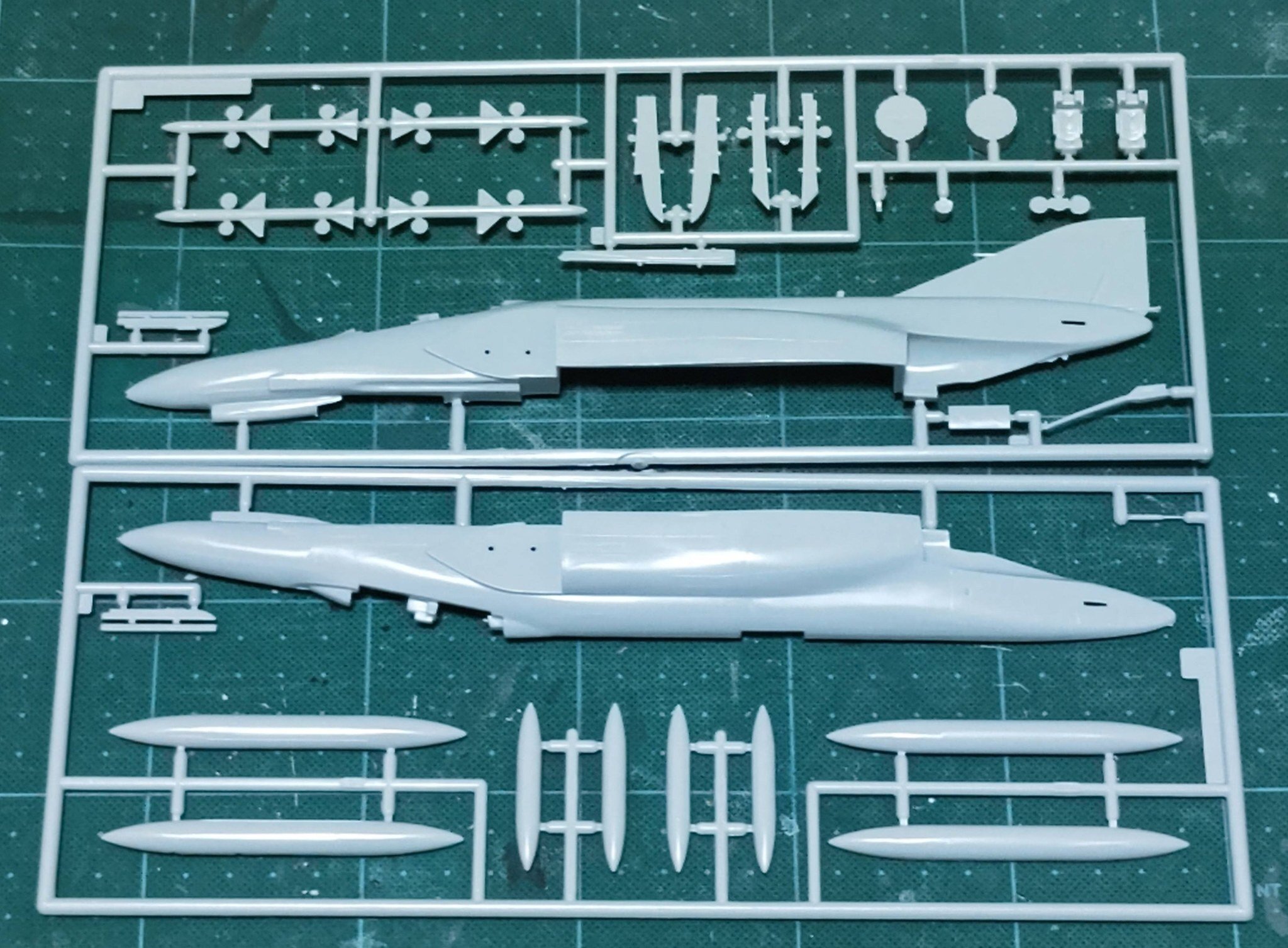 1/32 F-4 ファントムⅡ プラモデル 完品（組立途中・未塗装・パーツ揃い） 1/32 マクダネル・ダグラス F-4J ファントムII: スケールモデル