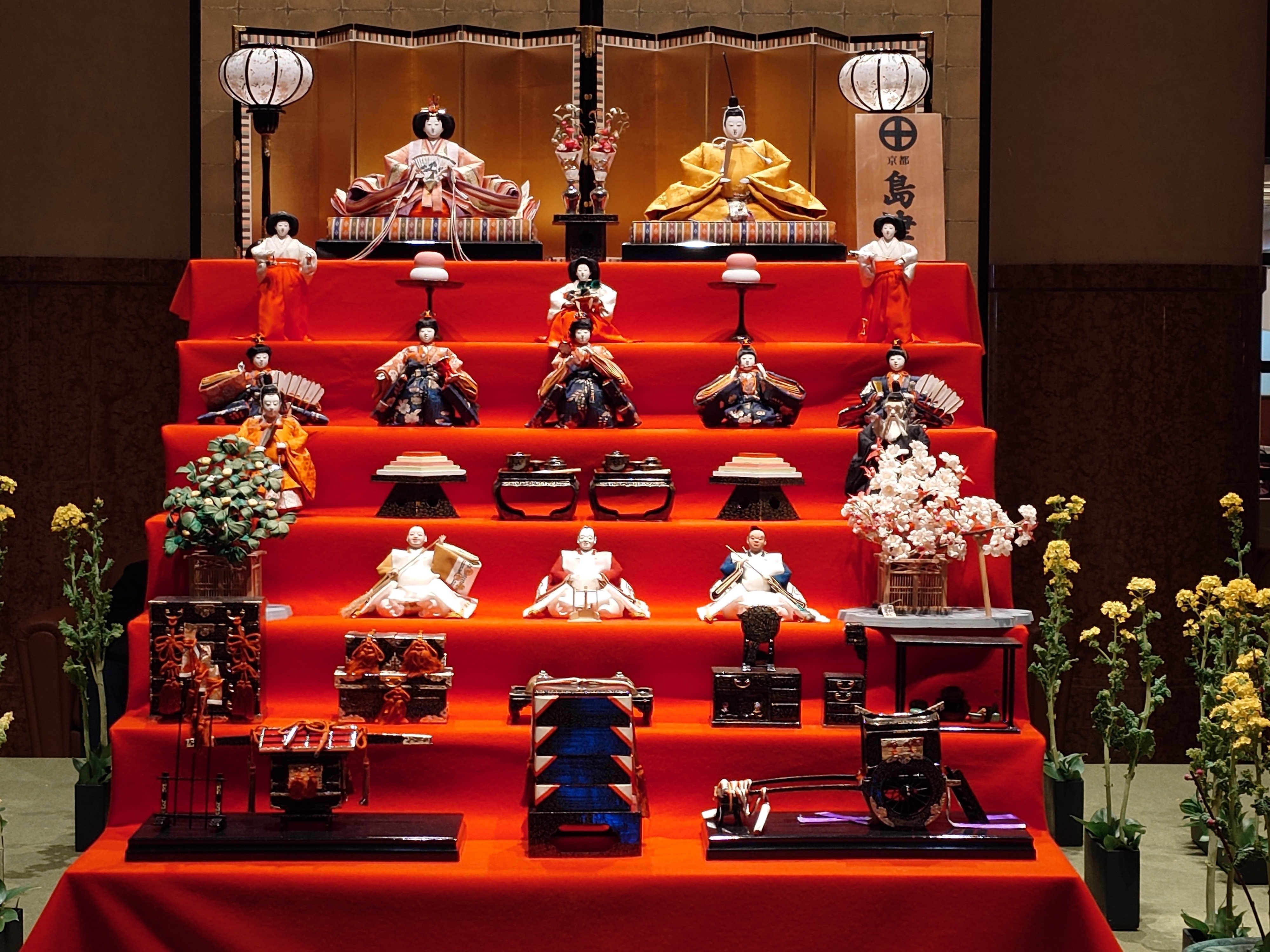 桃の節句を前に。7段飾りの雛人形が教えてくれた伝統の形｜ekda