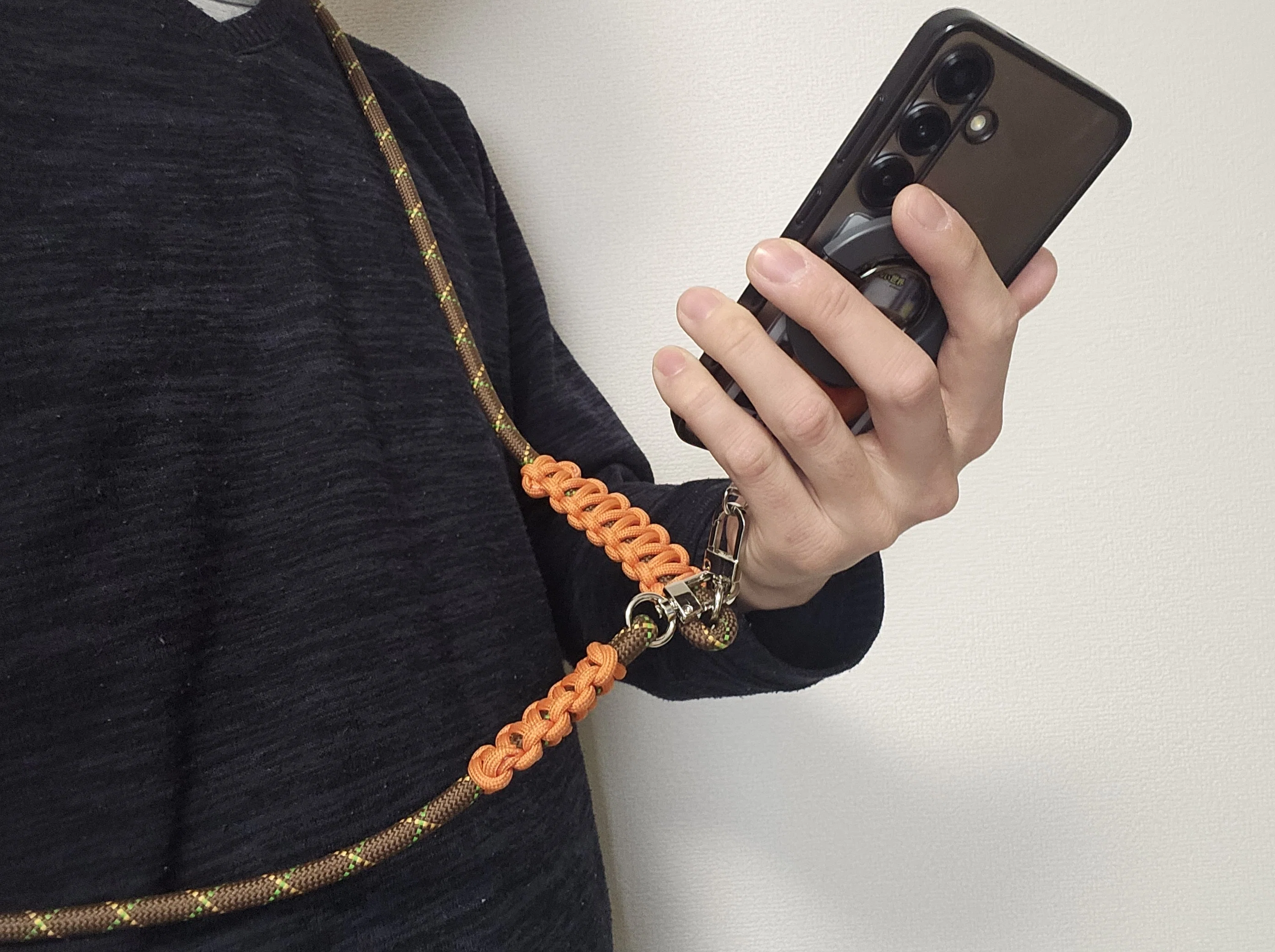 スマホショルダーストラップを付けてみて思うこと｜matsu / 白デスク