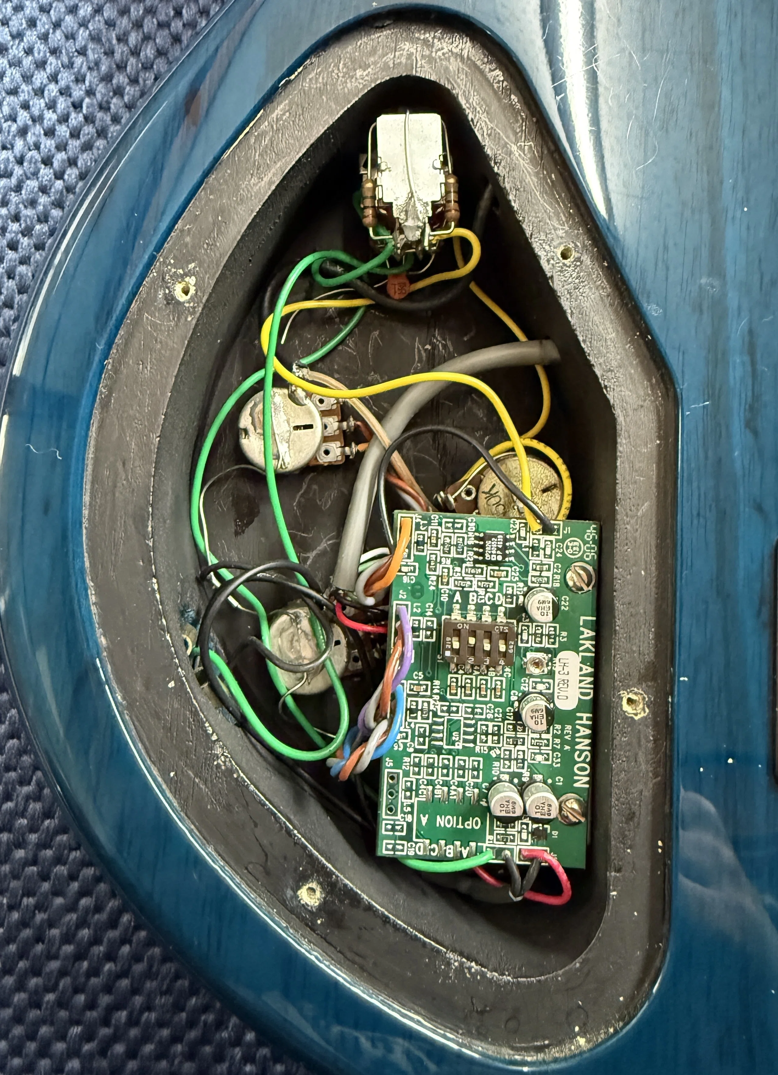 ベースのアクティブ回路とは？初心者でもわかる電池の正体と音の違い