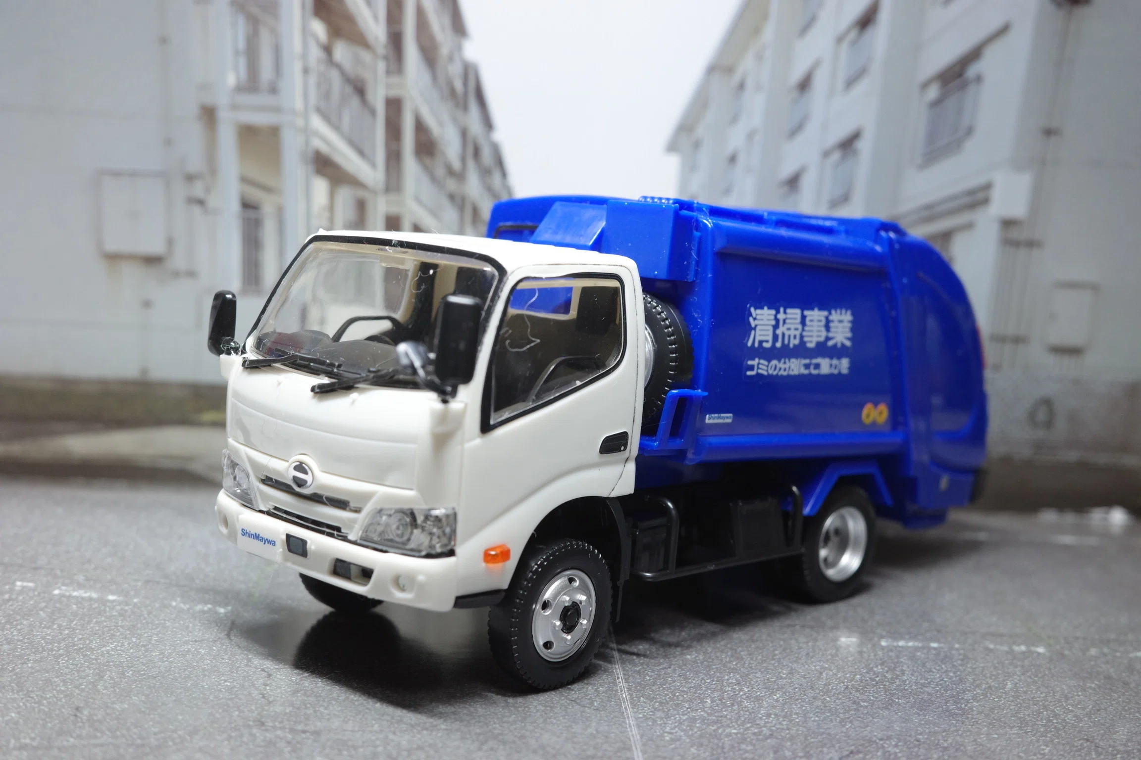 ソコタノ日記モノづくり編:アオシマの日野デュトロパッカー車を孫と