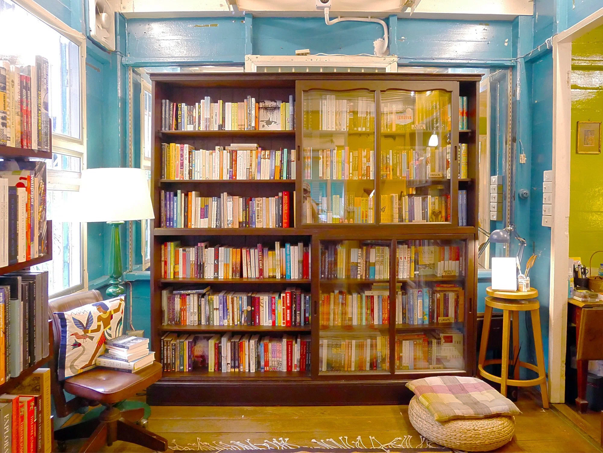 バンコク旧市街の独立系書店｜世界を旅する写真家が選書する「ワールド