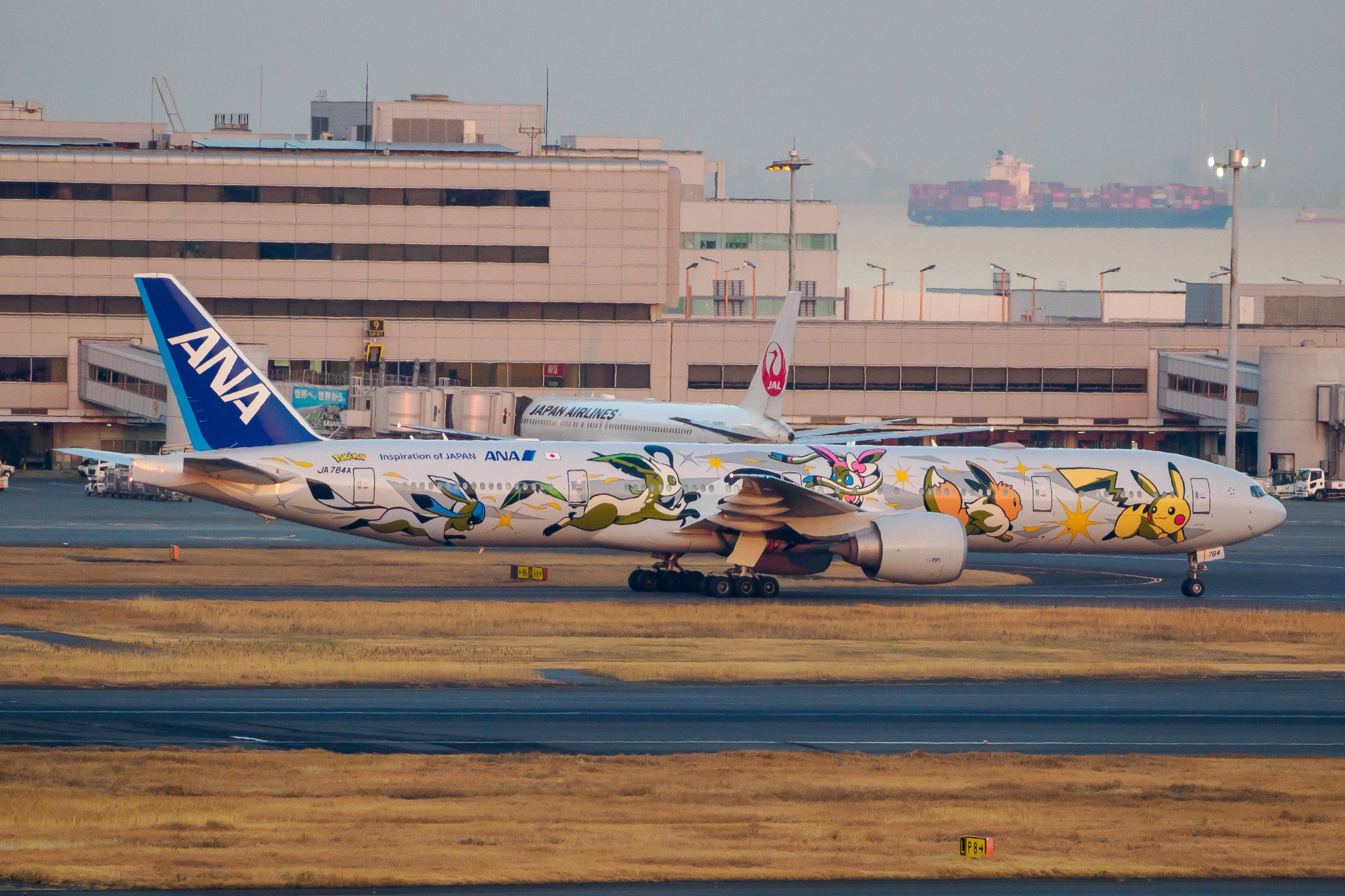 ANA イーブイジェットNH（JA784A）｜七語零黎の「青・空・虹」