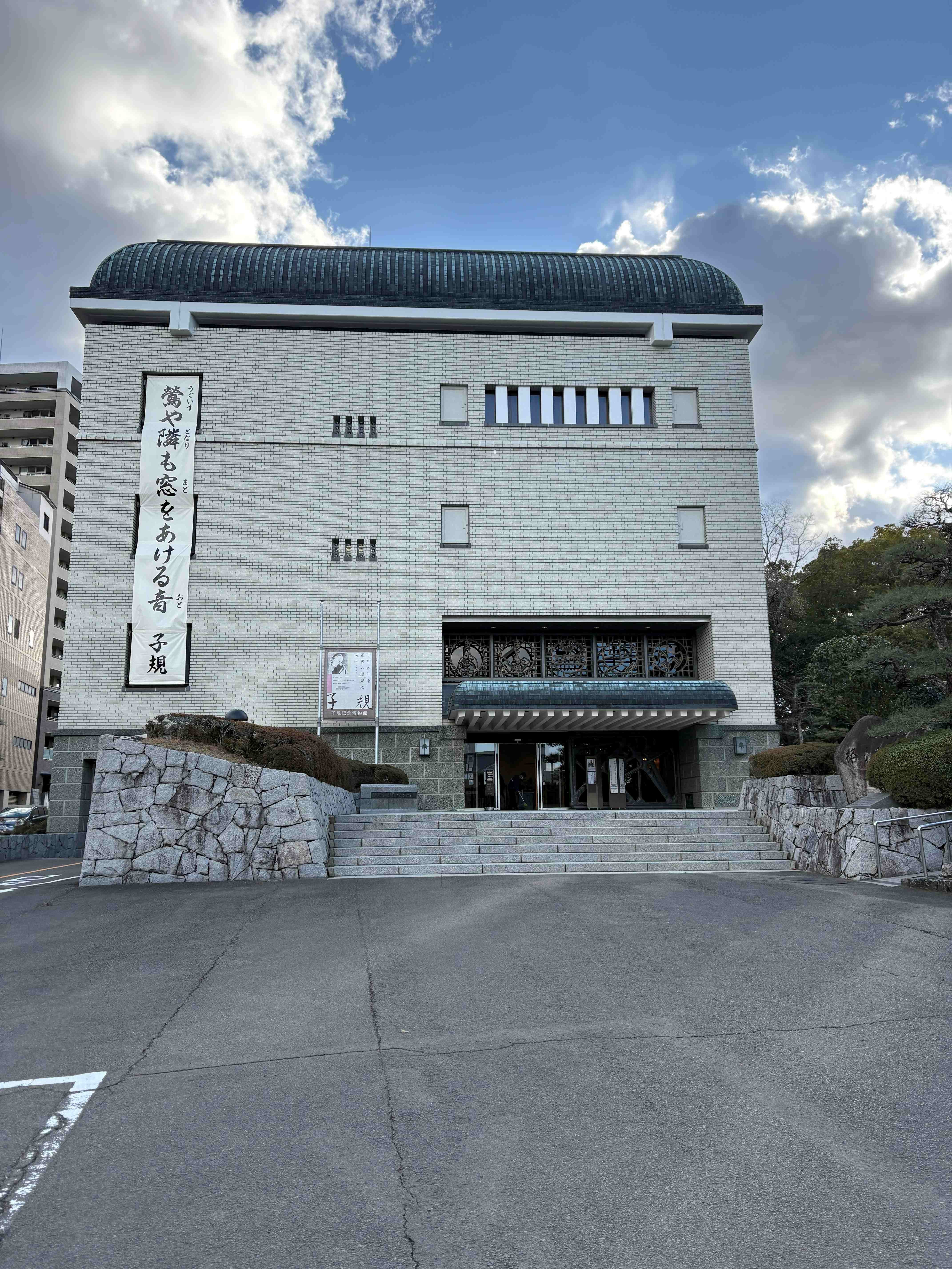 旅する書斎 - 朋文堂の J-Odyssey #02 松山：坂の上の雲と子規が積もる