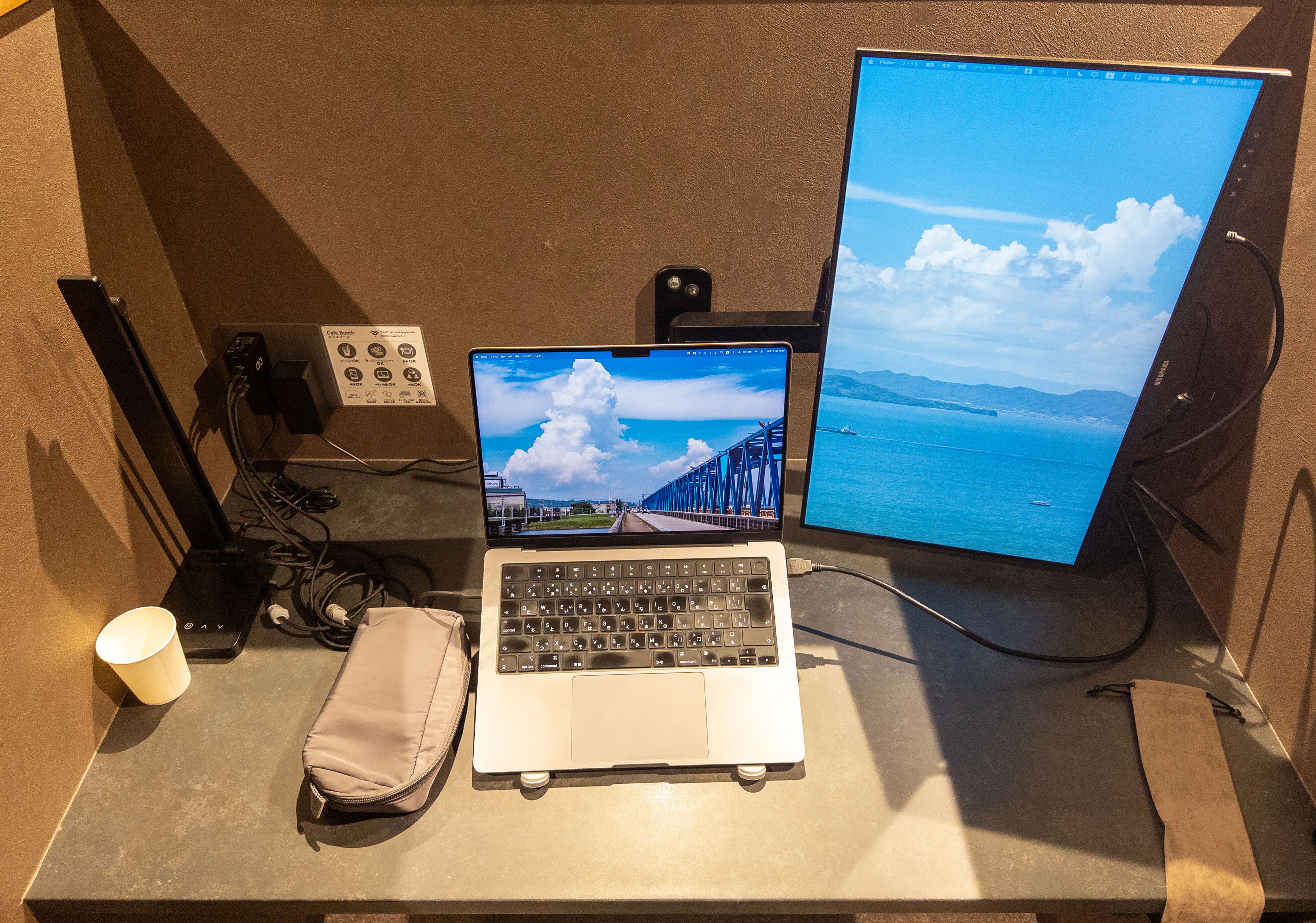 ❤PC作業時の肩や首への負担を軽減❣MacBookと好相性♪❤PCスタンド MacBookの外作業、250gのPCスタンドで快適になった｜ゆうわた