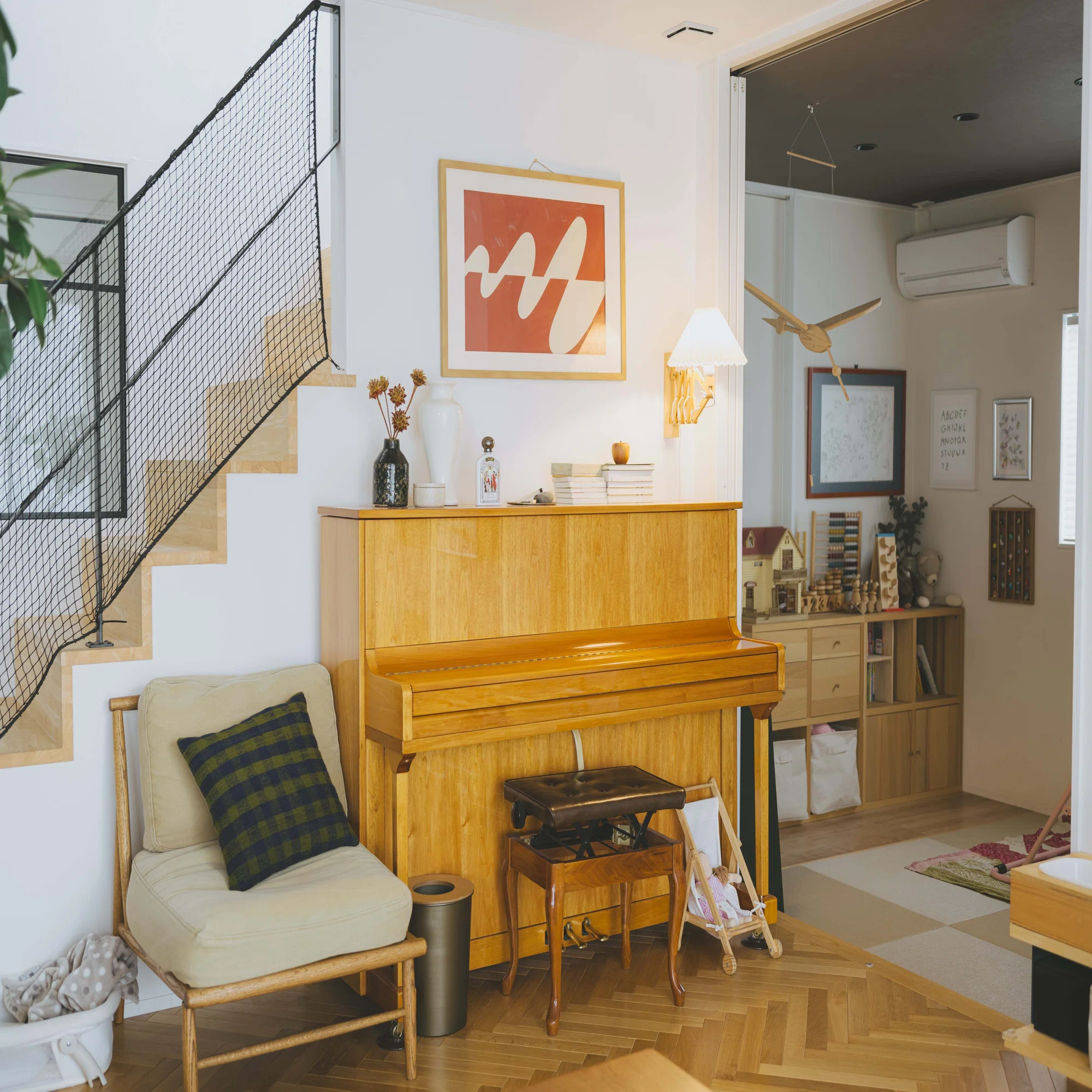 木の色合いが美しいピアノ｜住まいと暮らし図鑑 byつぼとる