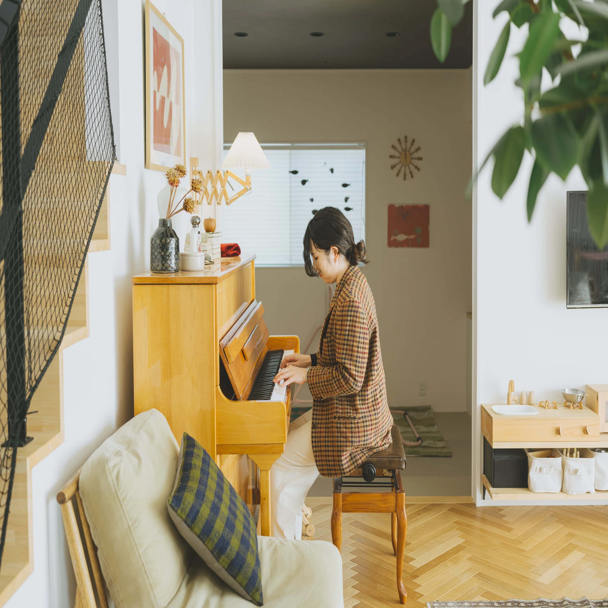木の色合いが美しいピアノ｜住まいと暮らし図鑑 byつぼとる