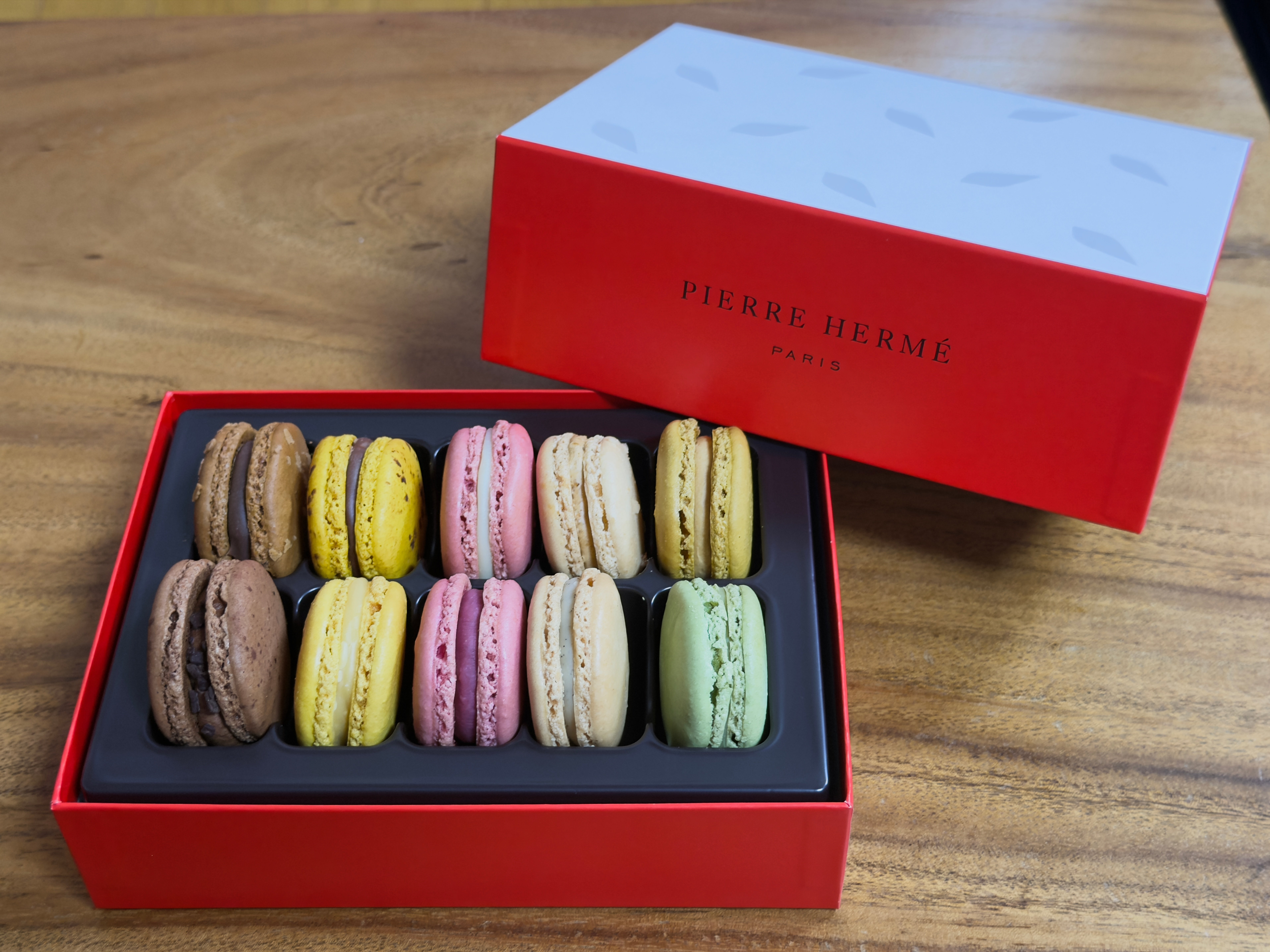 箱を開けた瞬間の「色彩の暴力」。一周回って恐ろしい、ピエール