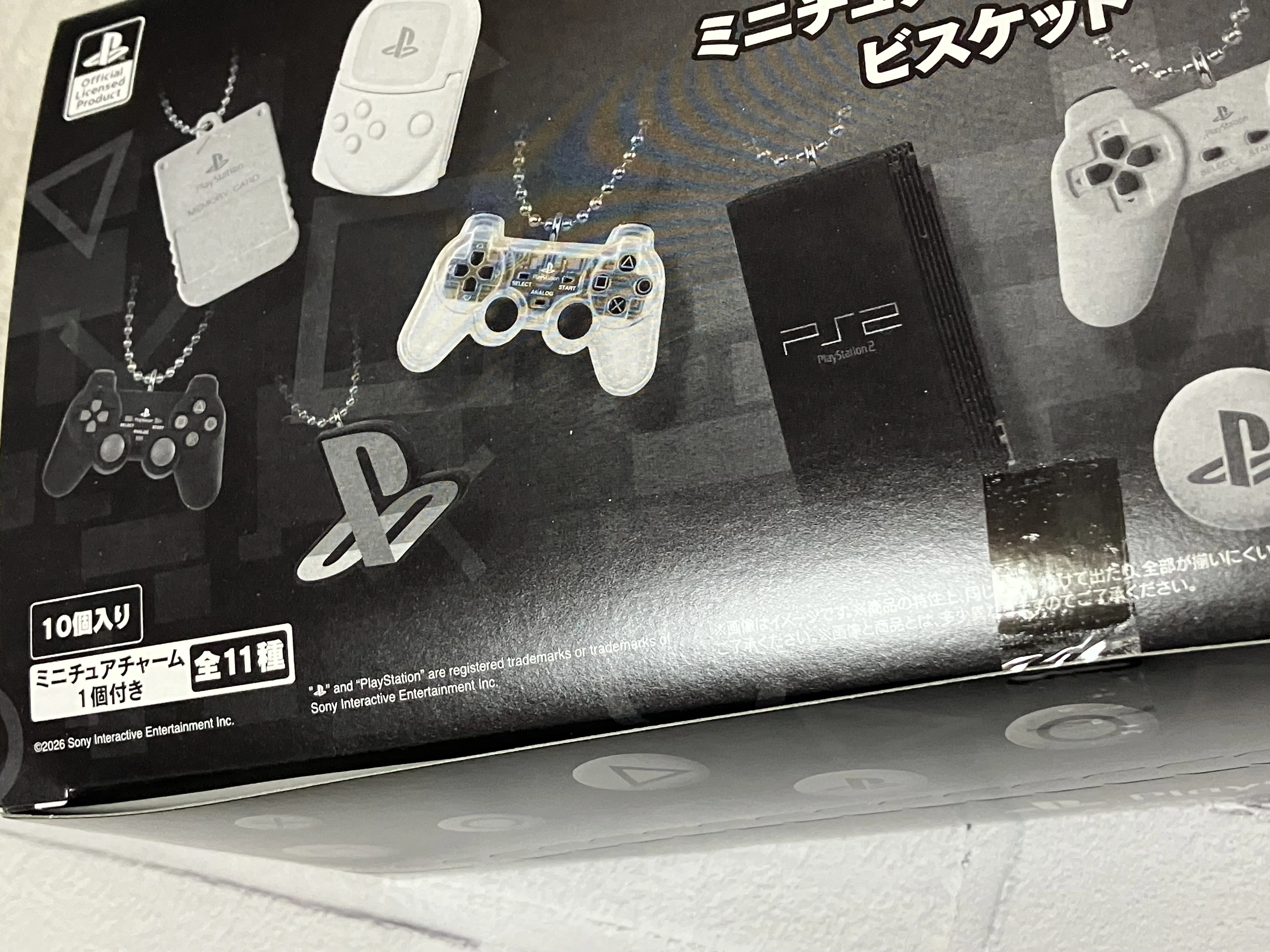 箱のまま　PlayStation ミニチュアチャーム付きビスケット(10個入) PlayStation™/ミニチュアチャーム付きビスケット｜発売日：2026年2月16