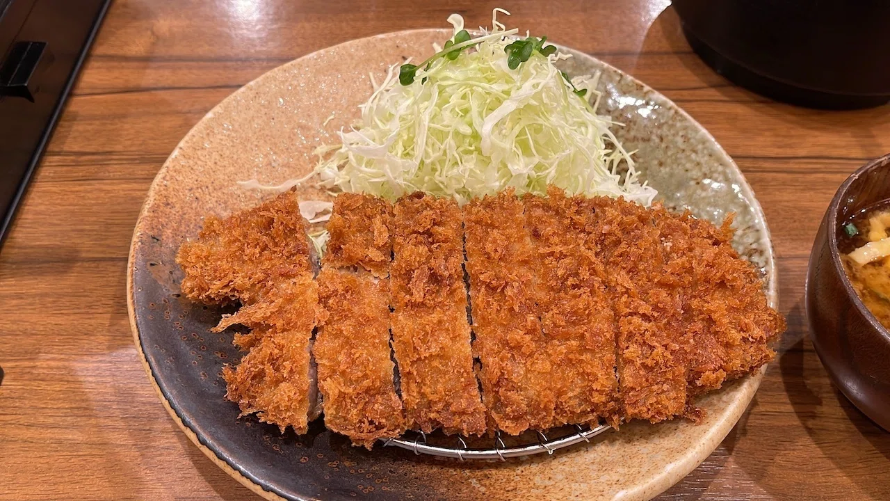 今夜は昼食抜きだったのでとんかつ定食｜還暦めがねじぃじ＠チャット
