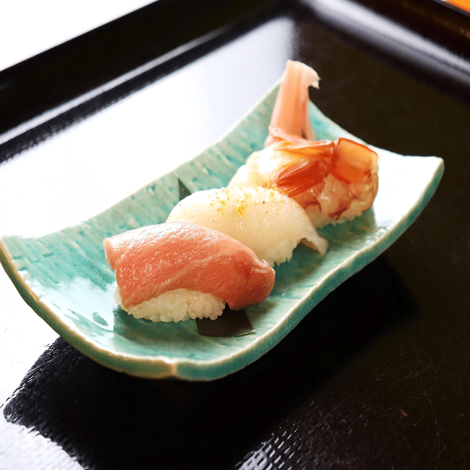 お昼時は即満席。「豪華な店内にビビる寿司屋」の「手頃で贅沢な限定