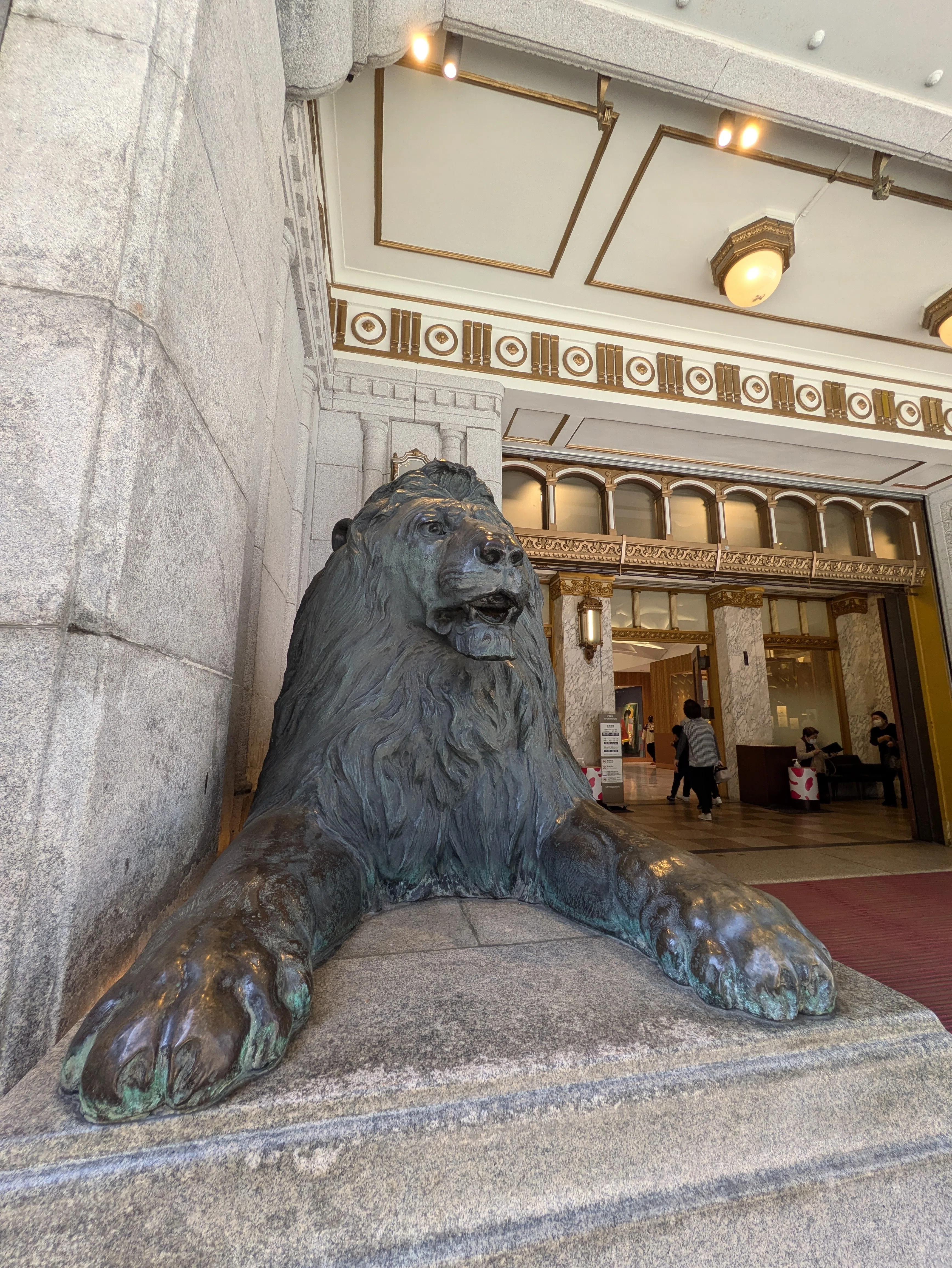 銀座三越のライオン像｜sato
