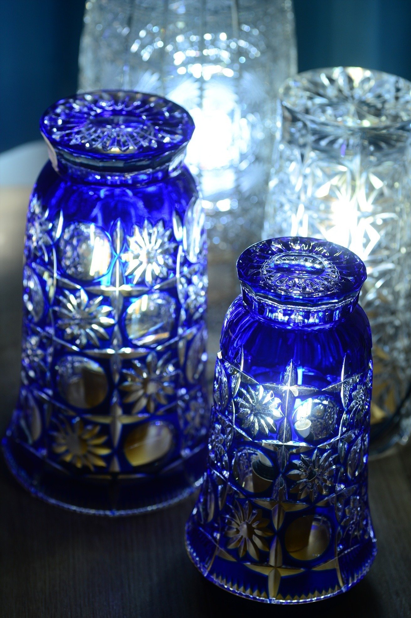 光り物】見てフェルン、ポロニアの花瓶だ。500年前から続くカット