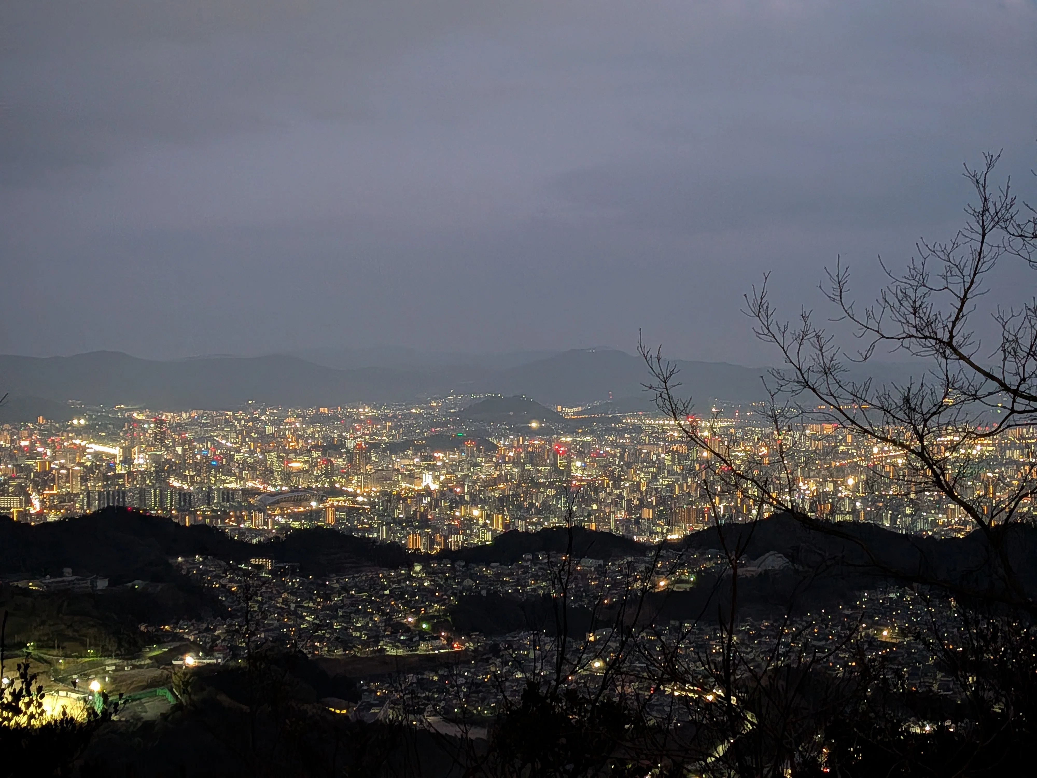 街から走って山の上へ。広島市街を一望する「大茶臼山・展望岩」の贅沢
