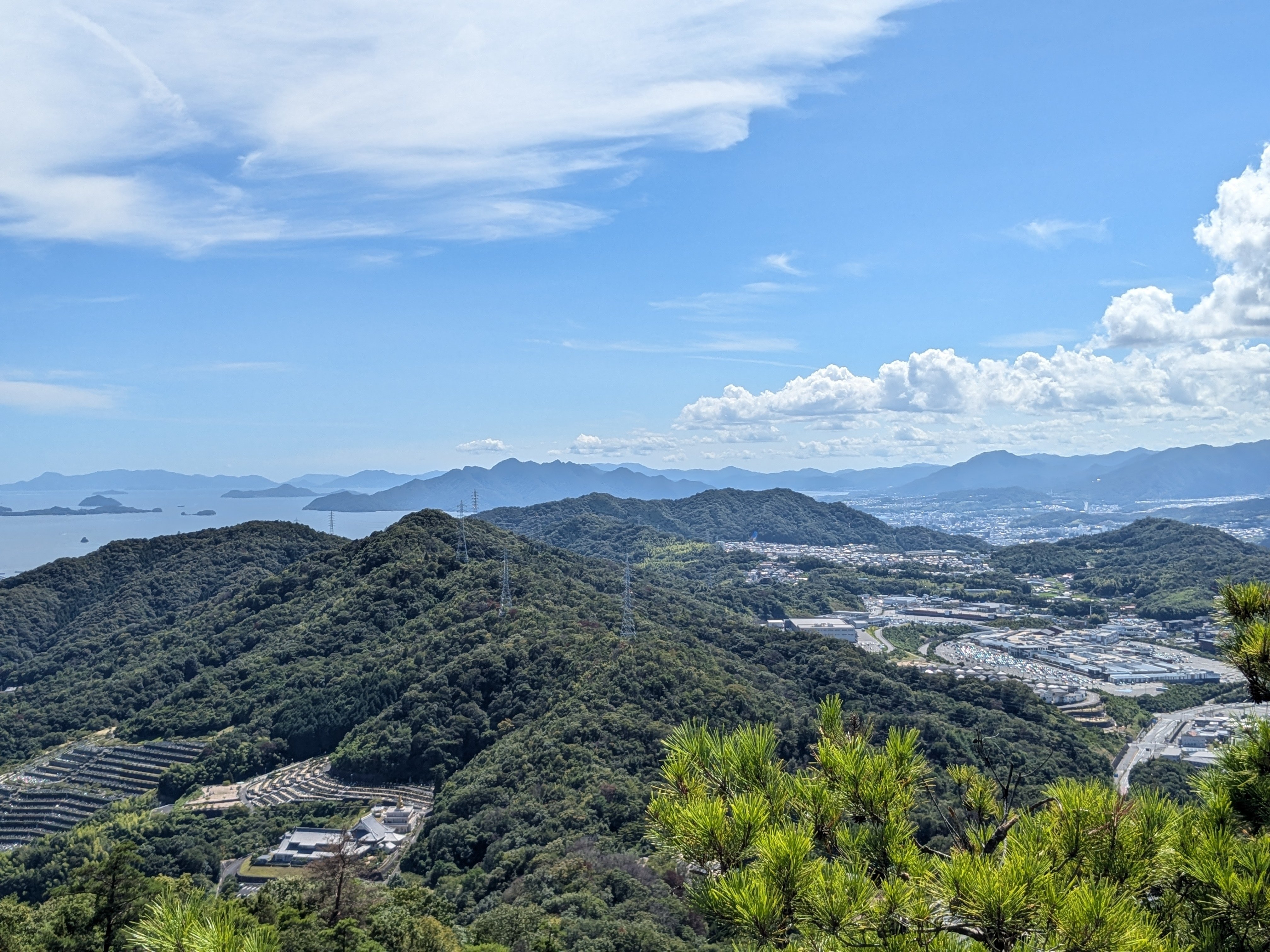 街から走って山の上へ。広島市街を一望する「大茶臼山・展望岩」の贅沢