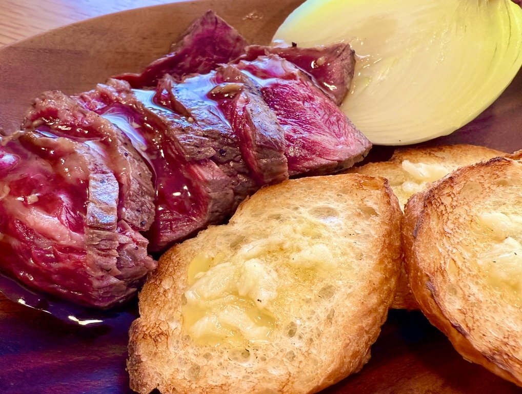 炭火で赤城牛ローストビーフ＆ガーリックトースト作り