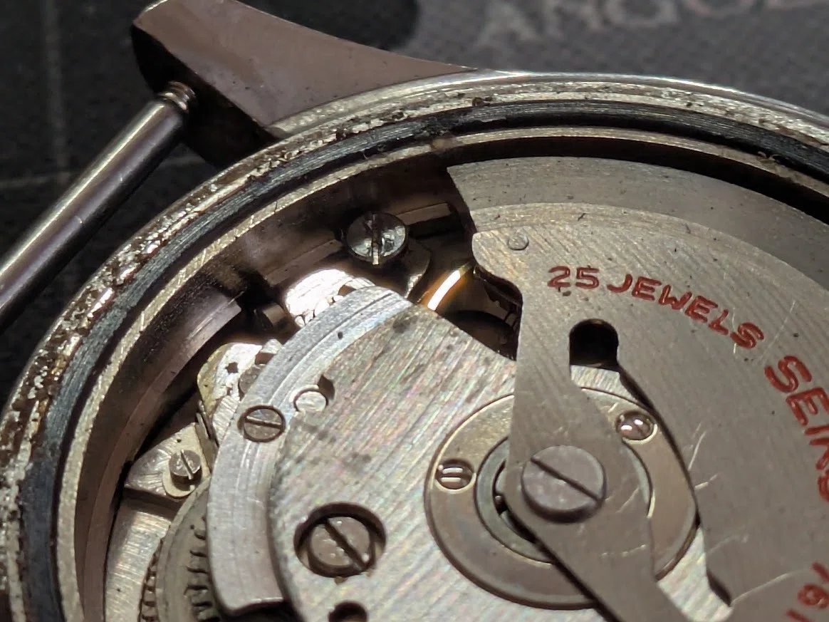 No.402 | Seiko | 7619-9010 | またしても折れた部品が挟まっている