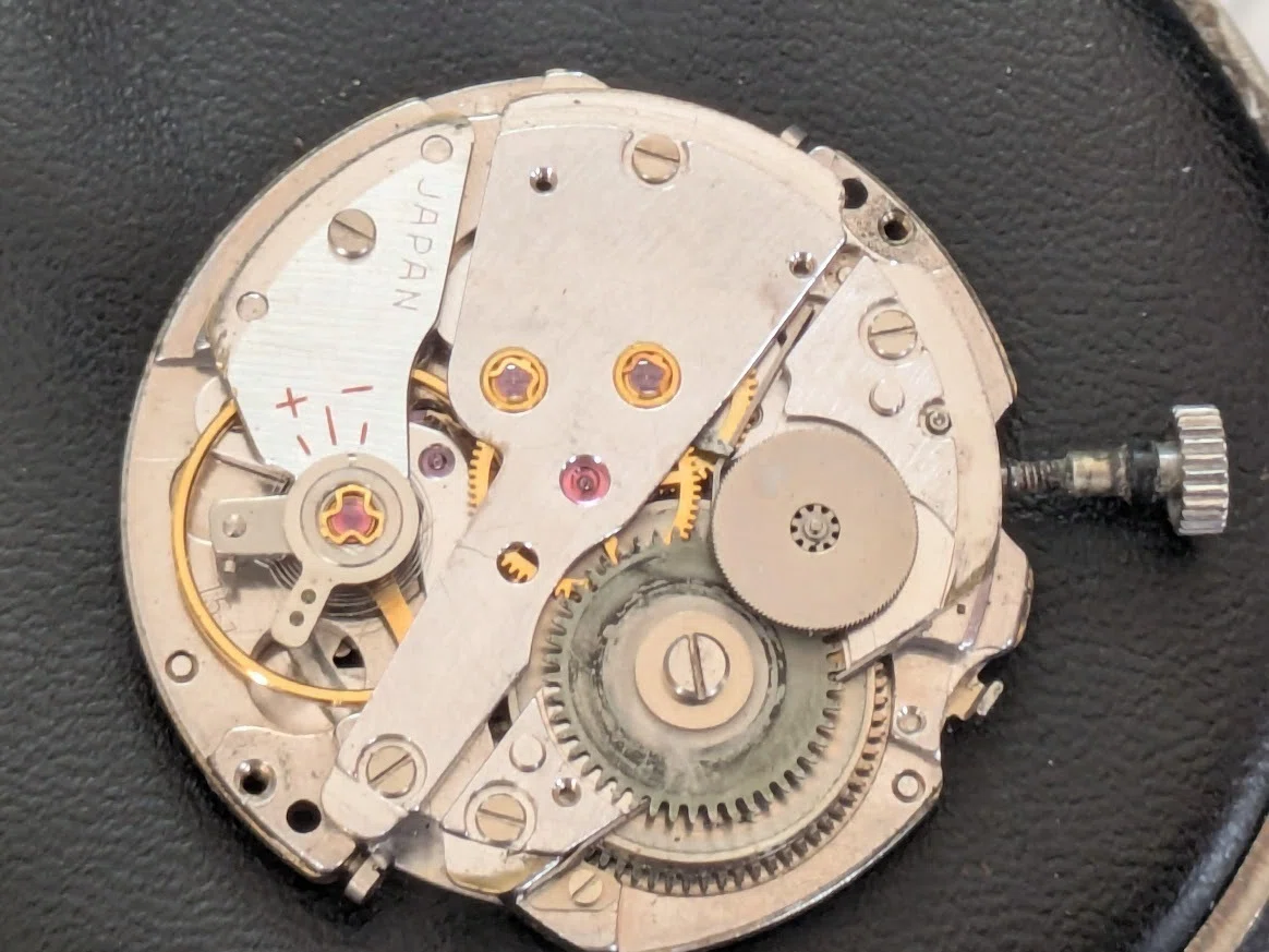 No.402 | Seiko | 7619-9010 | またしても折れた部品が挟まっている