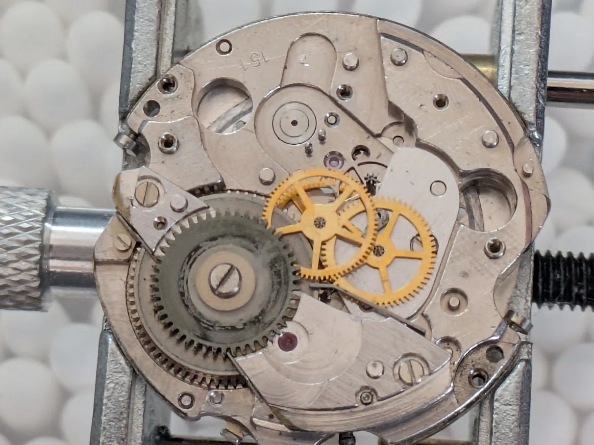 No.402 | Seiko | 7619-9010 | またしても折れた部品が挟まっている