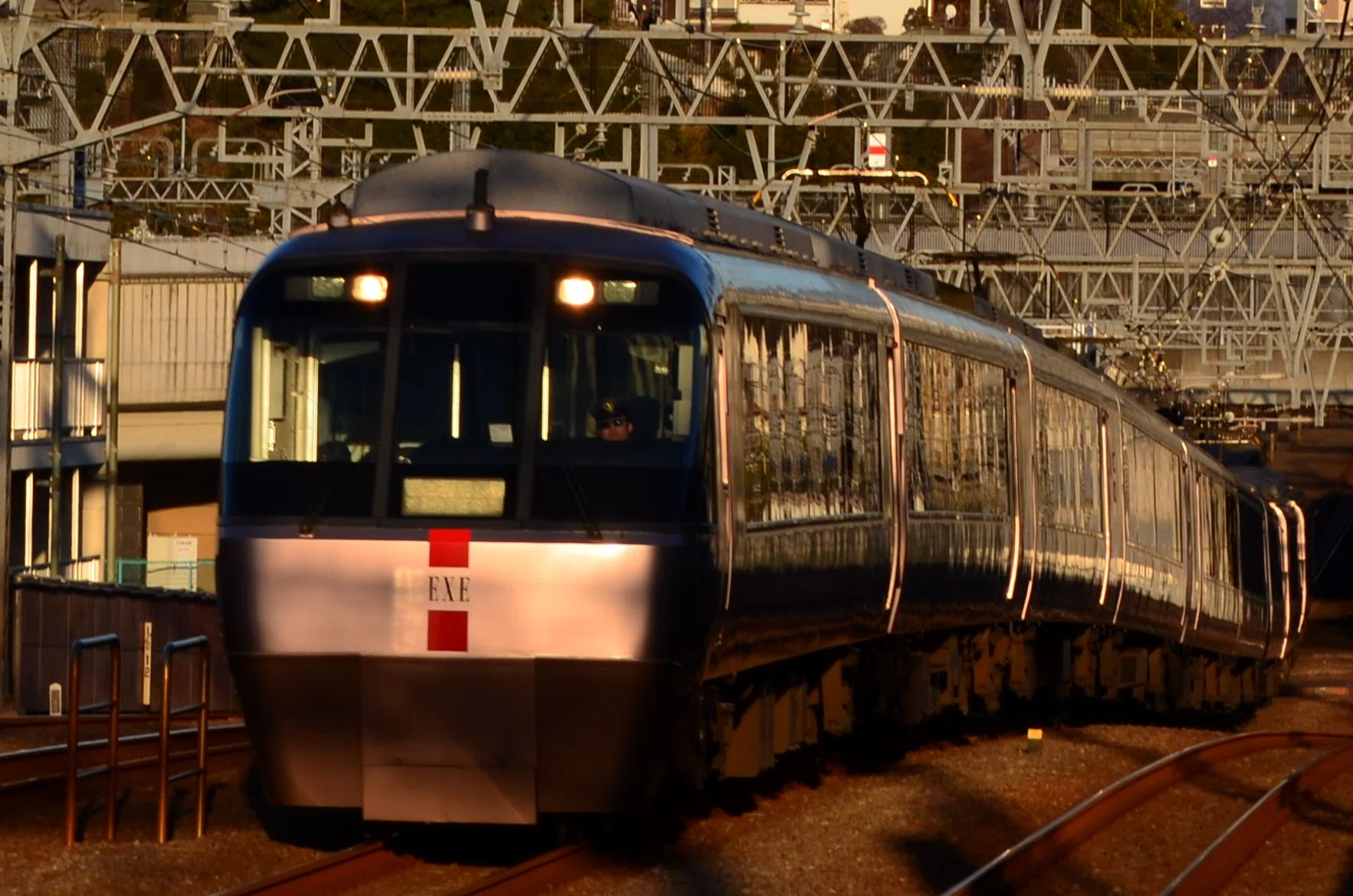 小田急線撮影スポット：喜多見駅1番線新宿方面エキセン｜vivace115の