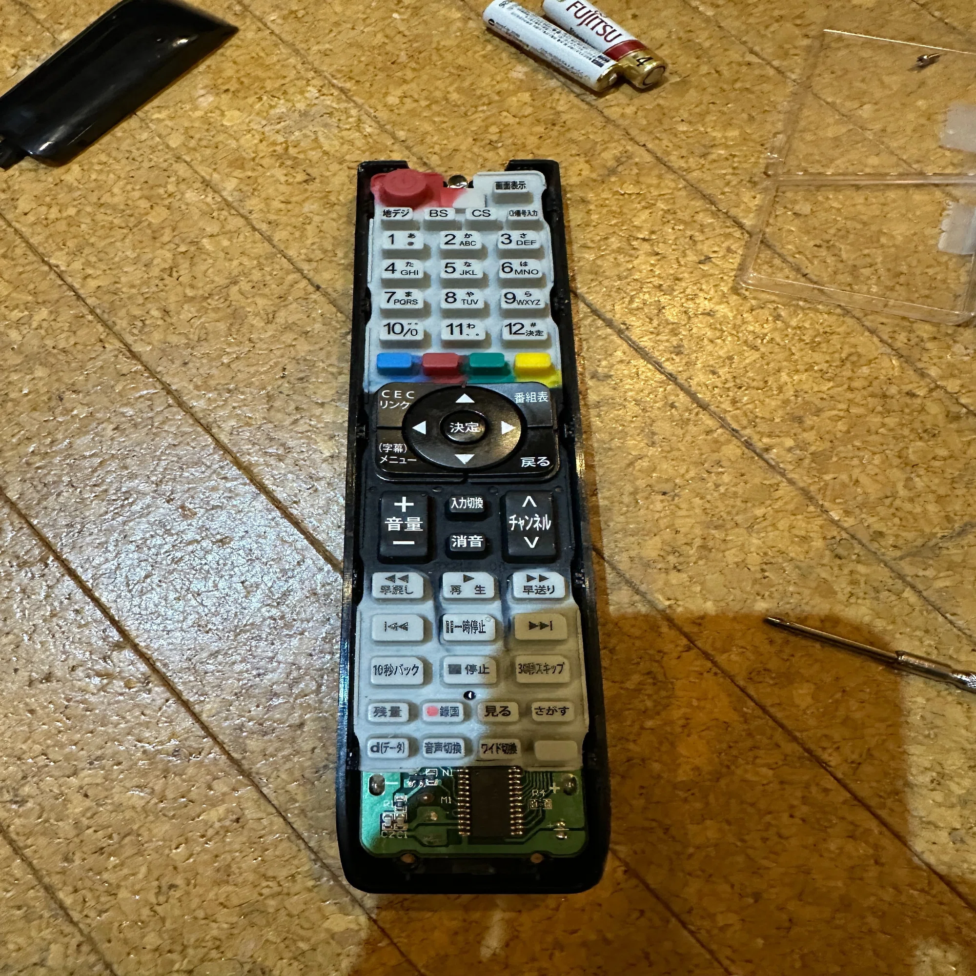 ハイセンス Hisense テレビ リモコン 電源ボタン 接触不良 液漏れ 分解 