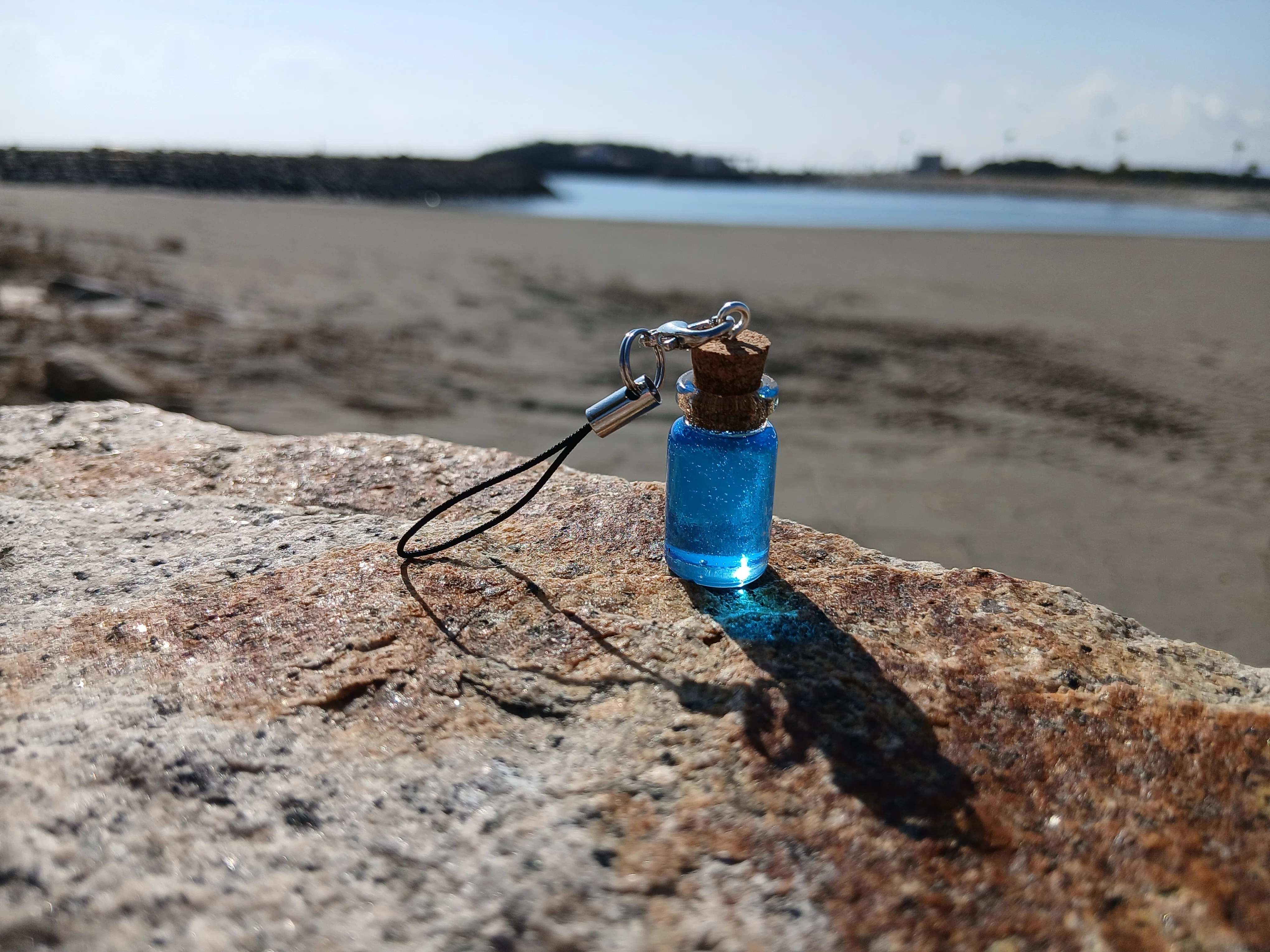小さな海を瓶に閉じ込めました｜レジンアクセサリーを作りました