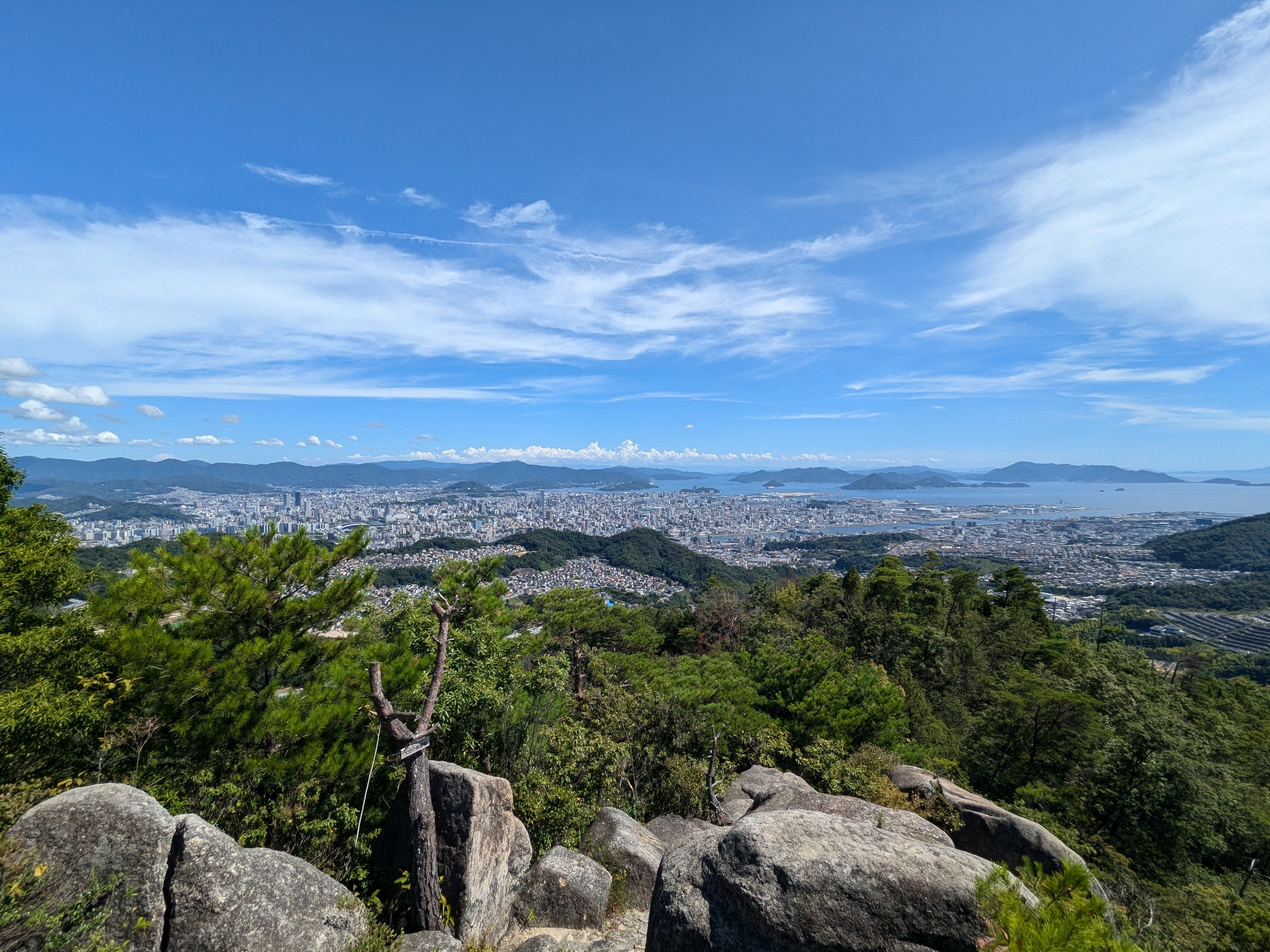 街から走って山の上へ。広島市街を一望する「大茶臼山・展望岩」の贅沢