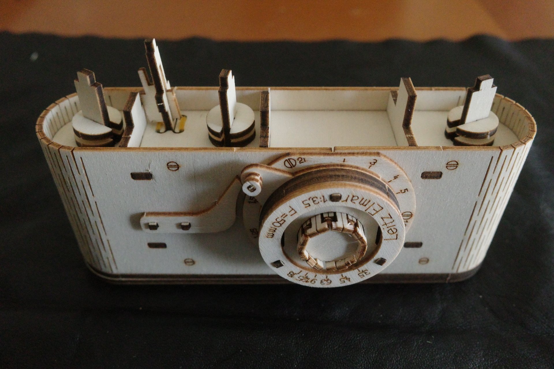 Leitz社創業100周年記念の木製パズル｜Harry Takei