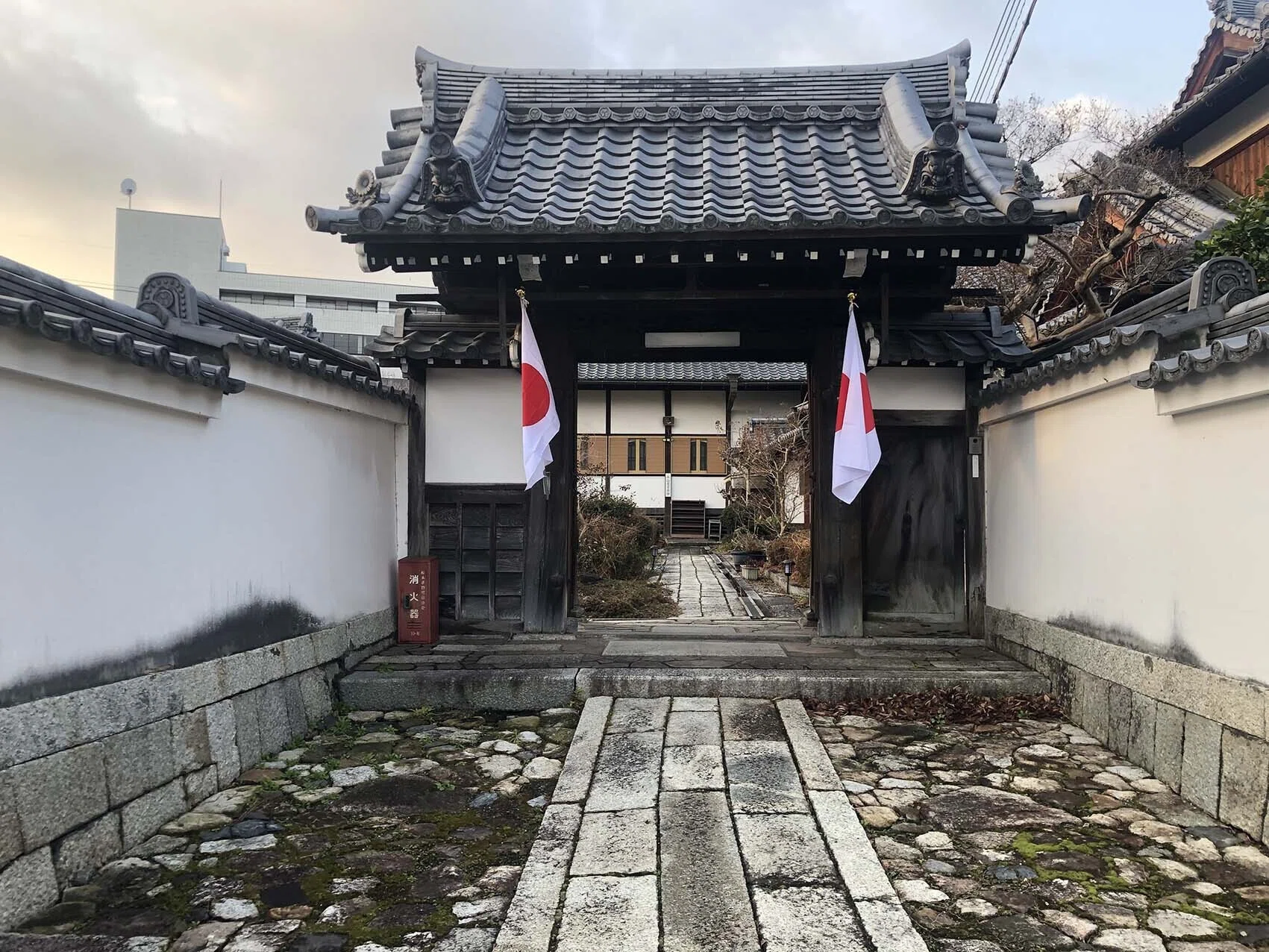 今日は祝日：天皇誕生日でした 門前に国旗を掲揚していました｜Joyo
