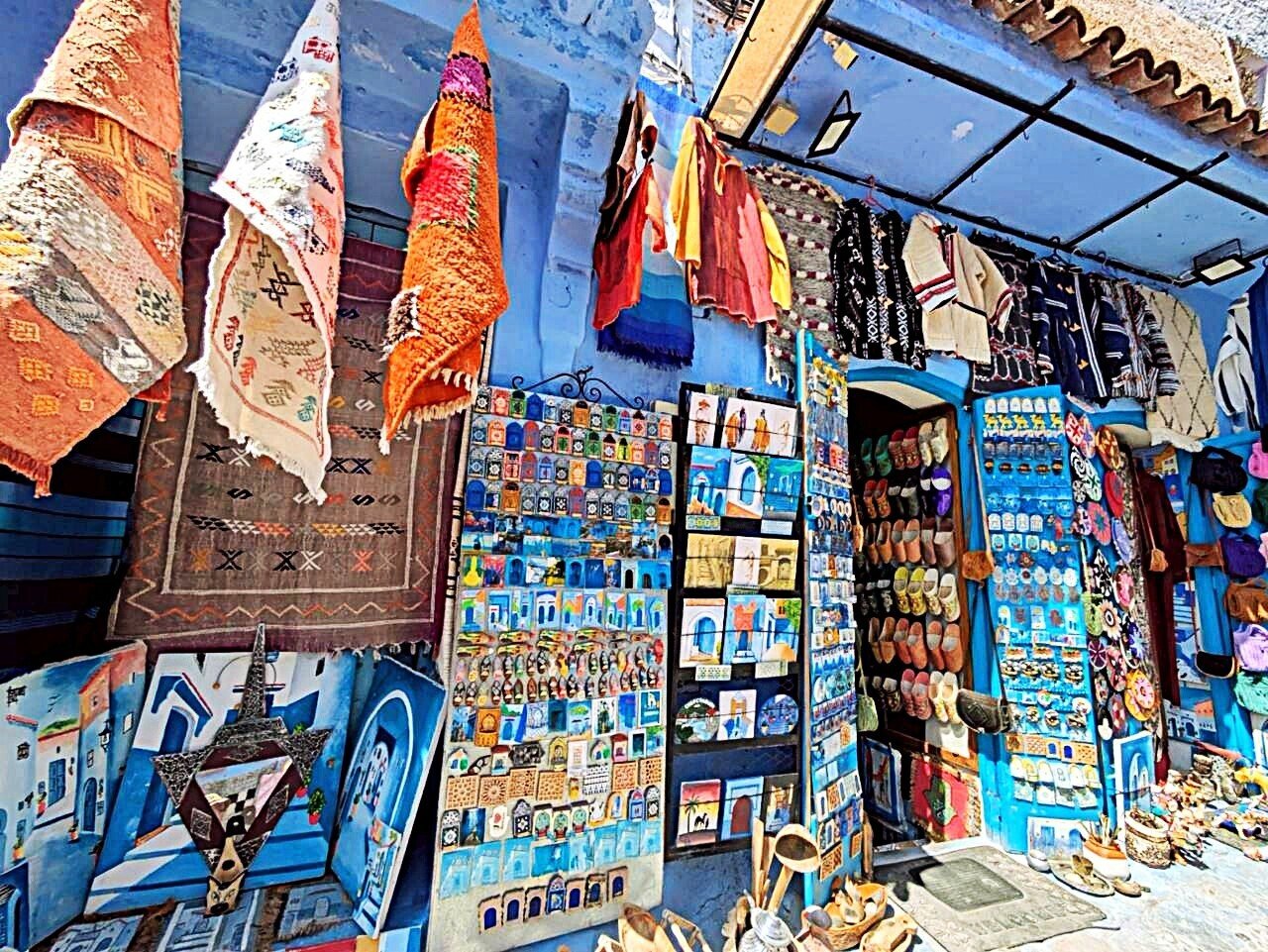 モロッコ・シャウエン】青い街の“路地のおみやげ屋さん”散歩｜本・布