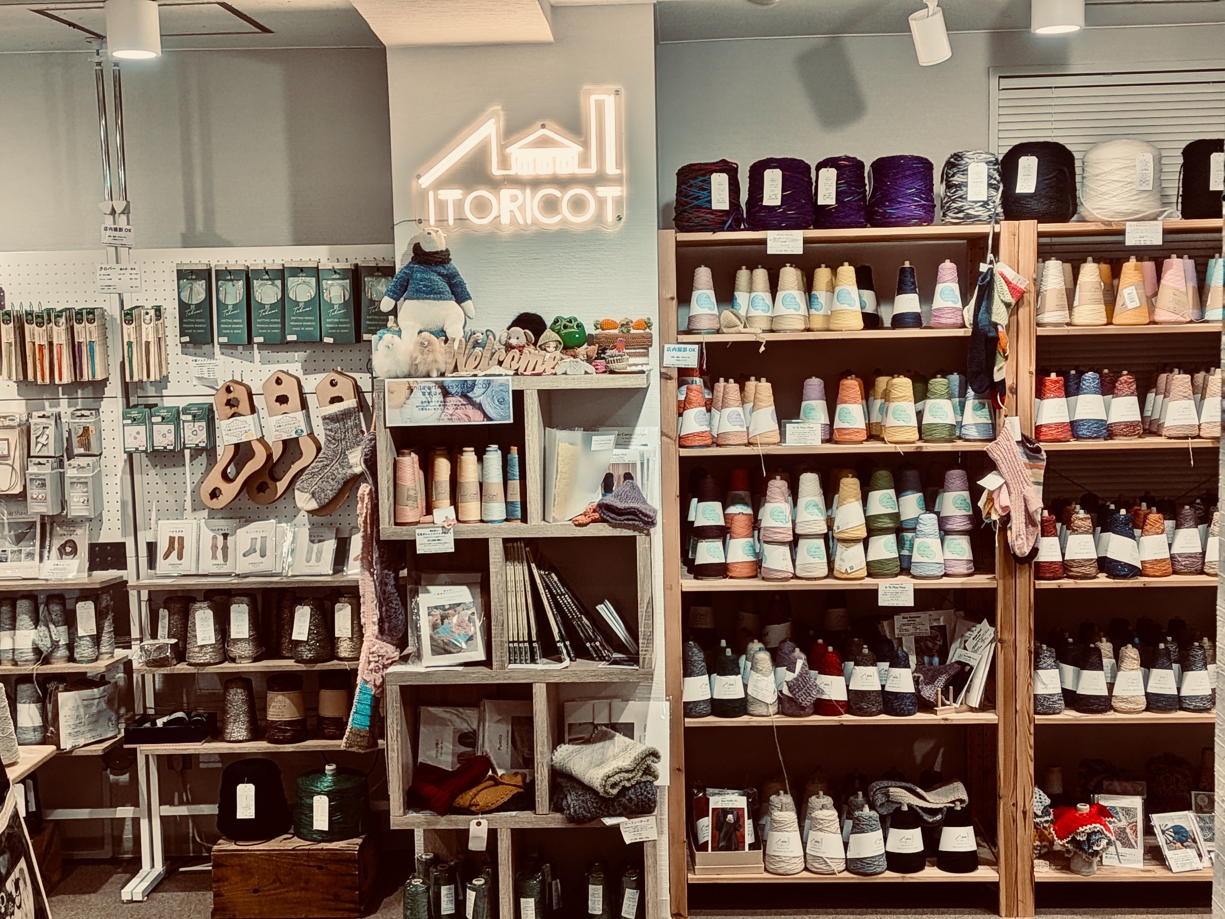イトリコの店内。木棚にところせましとさまざまな毛糸が並ぶ。編み物道具も扱われている。