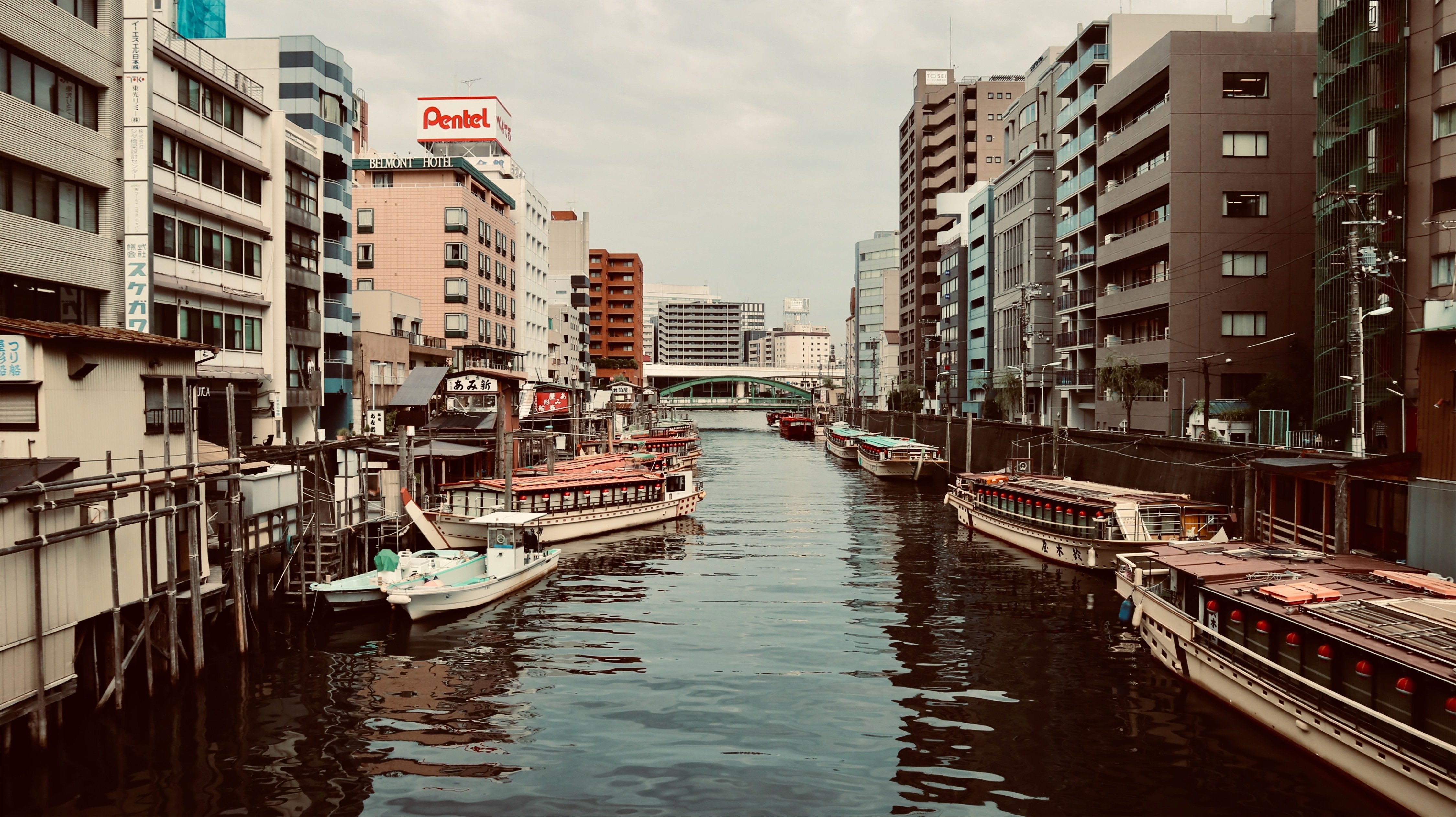 浅草橋の橋の上から。屋形船が停まっている