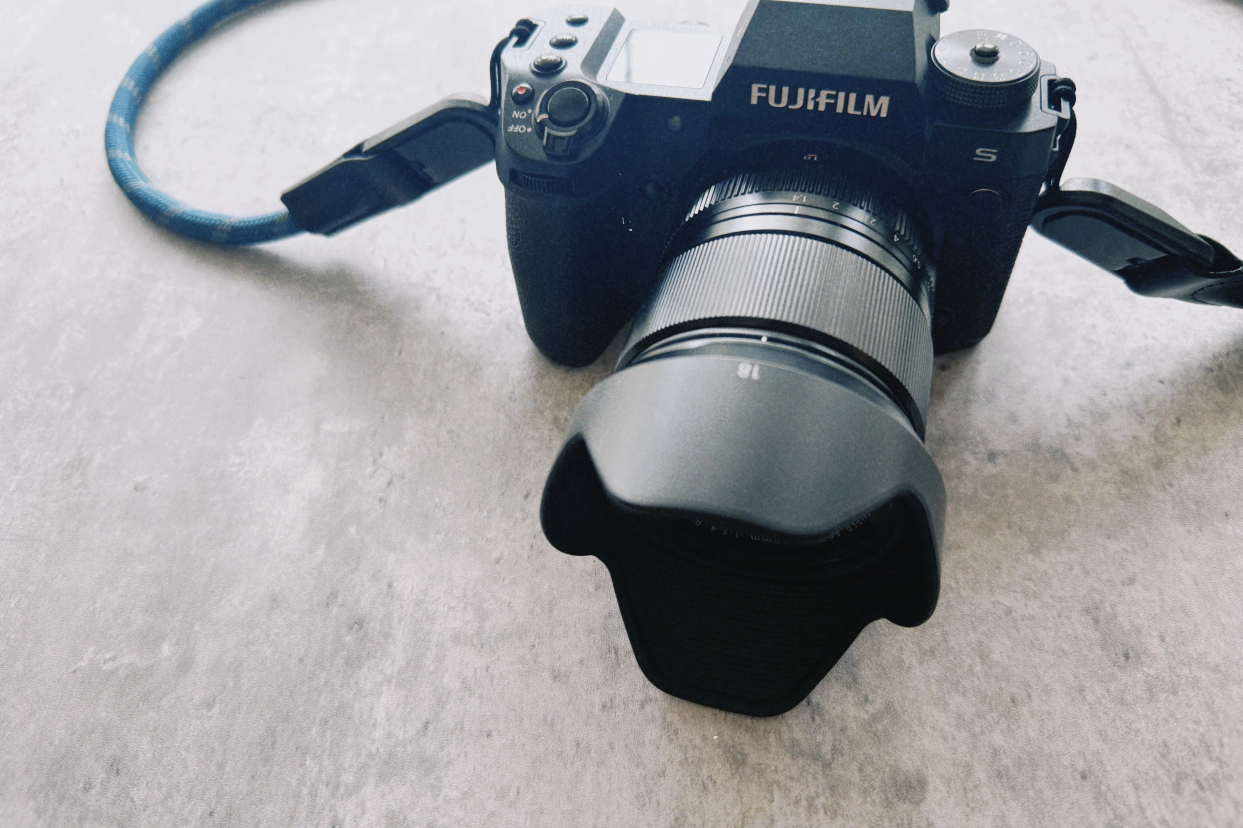 広角でボカす FUJIFILM フジノンレンズ XF18mmF1.4 R LM WR で撮る猫