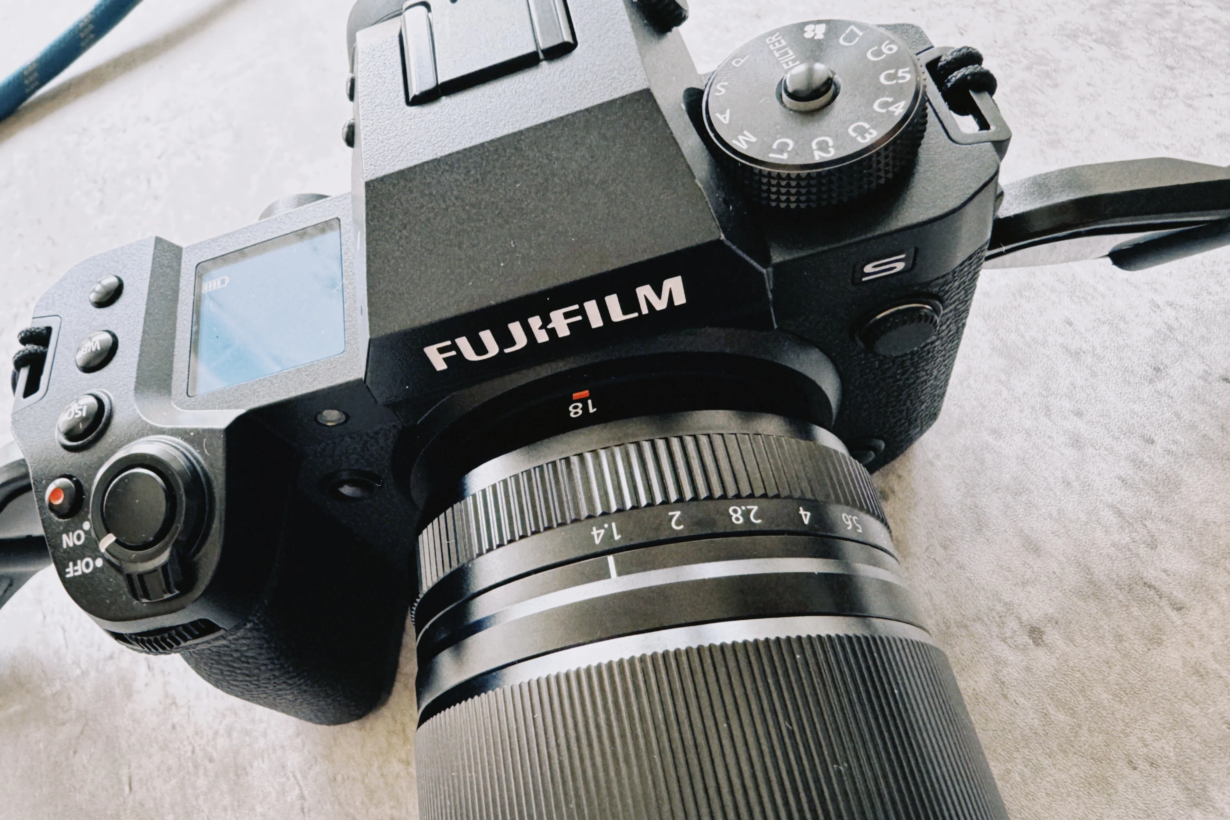 広角でボカす FUJIFILM フジノンレンズ XF18mmF1.4 R LM WR で撮る猫