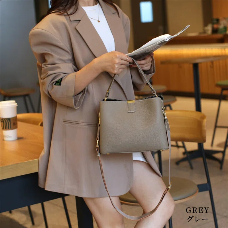 大人のスタイルを纏う、グレージュ色の本革バッグ｜ninicolle