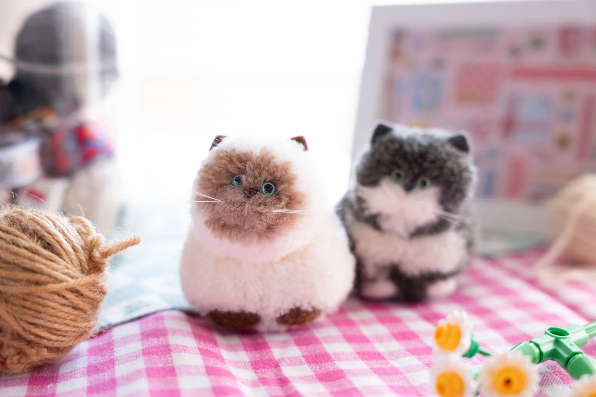 草木染めのポンポン猫販売開始🧶｜まばたき88