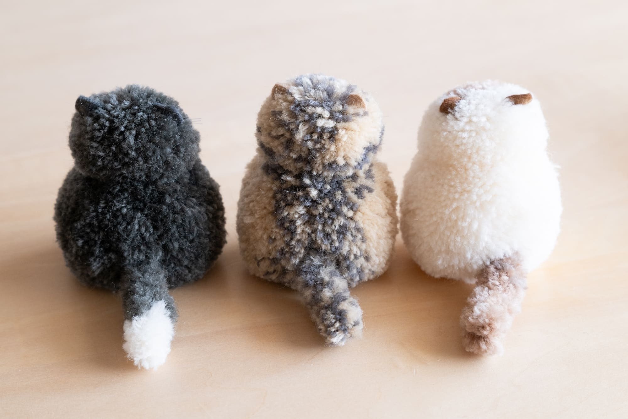 草木染めのポンポン猫販売開始🧶｜まばたき88