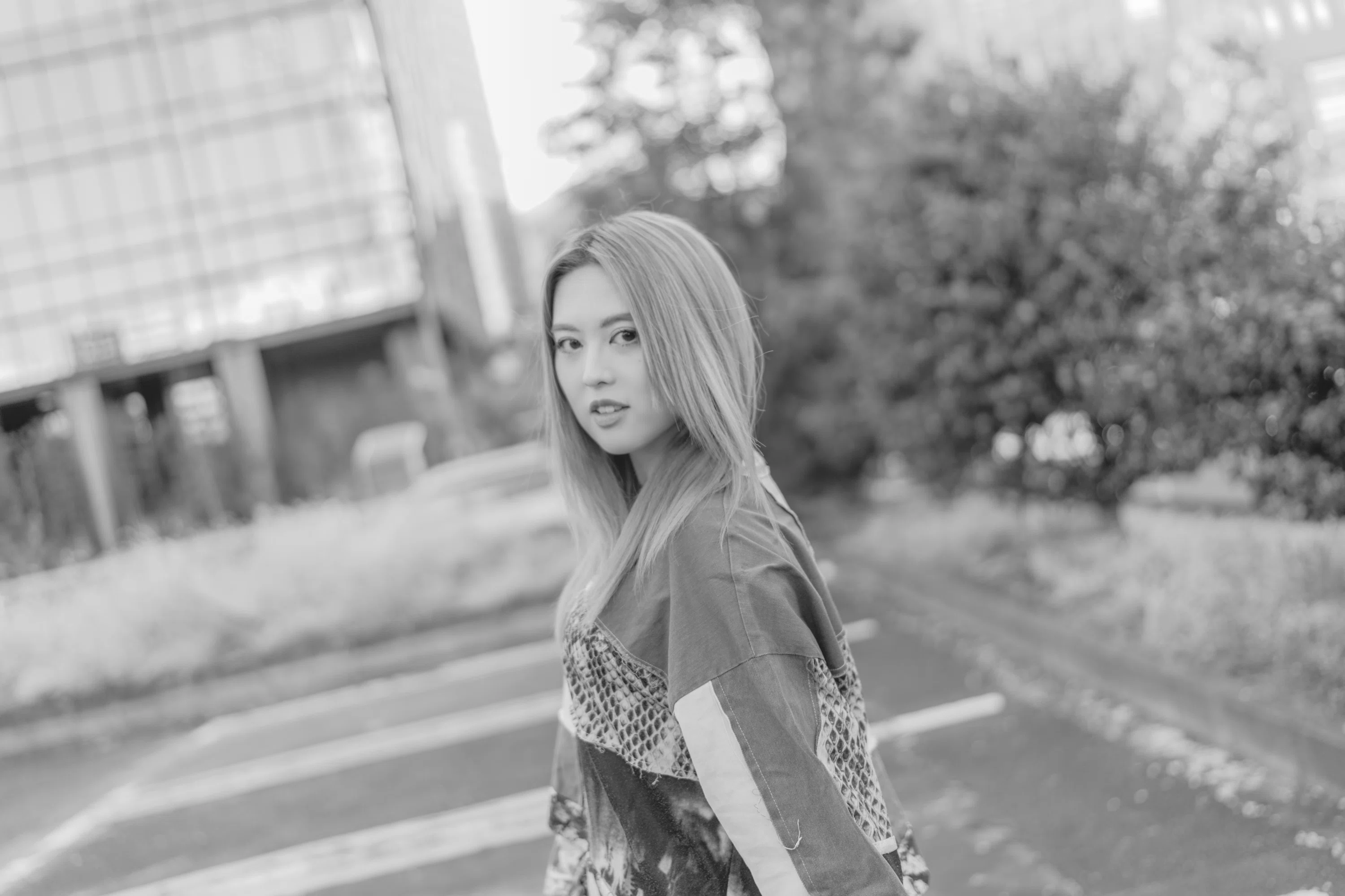 KATHMI「絵は周りとのコミュニケーションツールだった」——色彩で人と