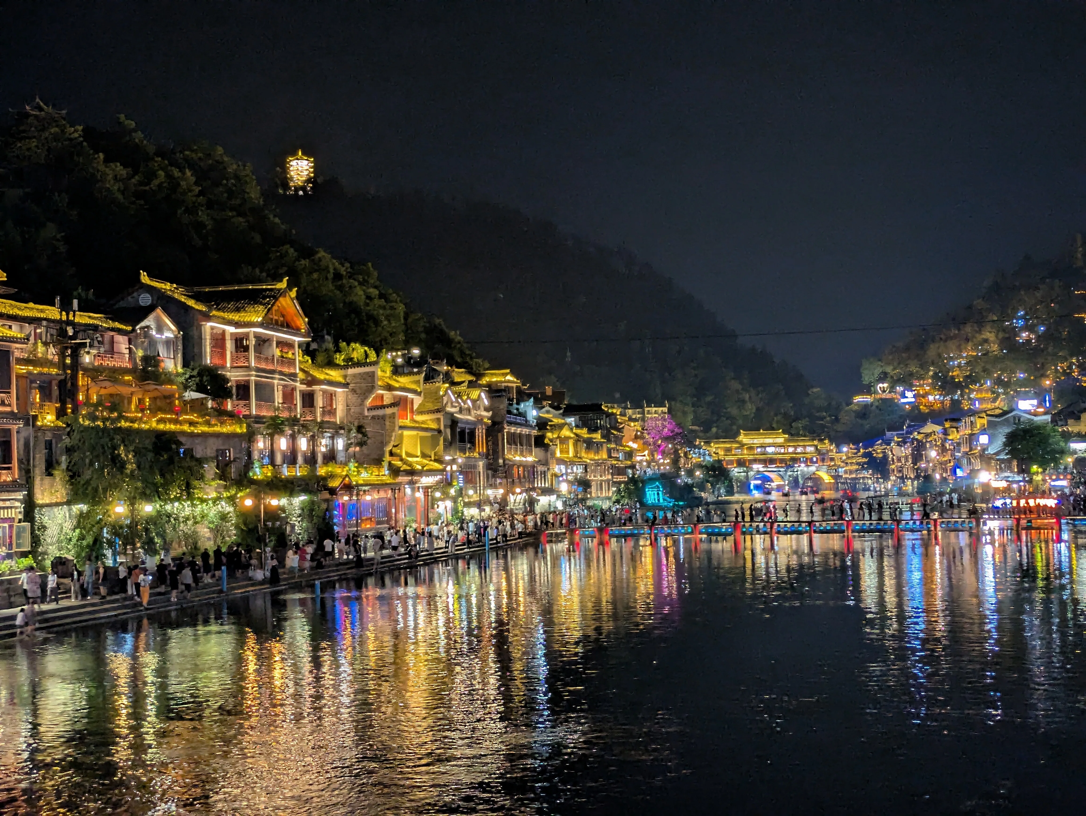 鳳凰古城 待望の景色とネオンの夜｜流夏都 海外旅行一人旅派