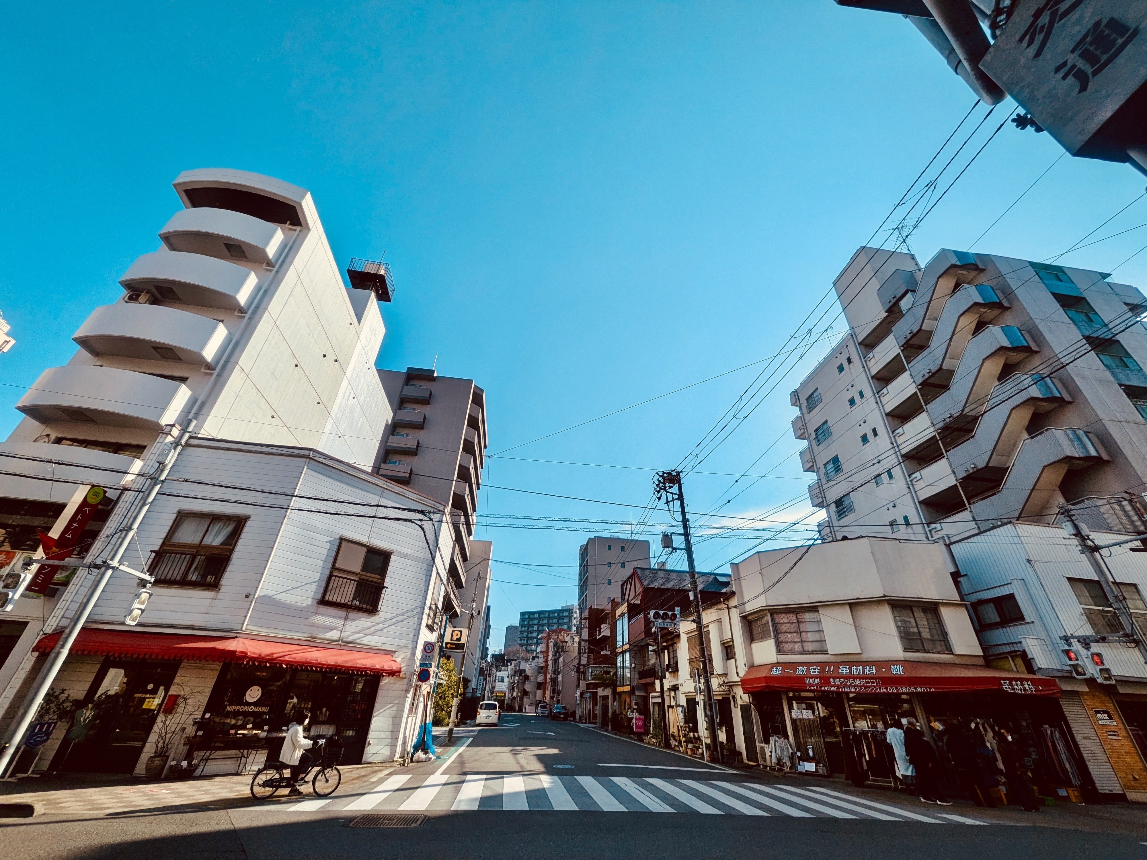 交差点。二つのお店が道を挟んでいる