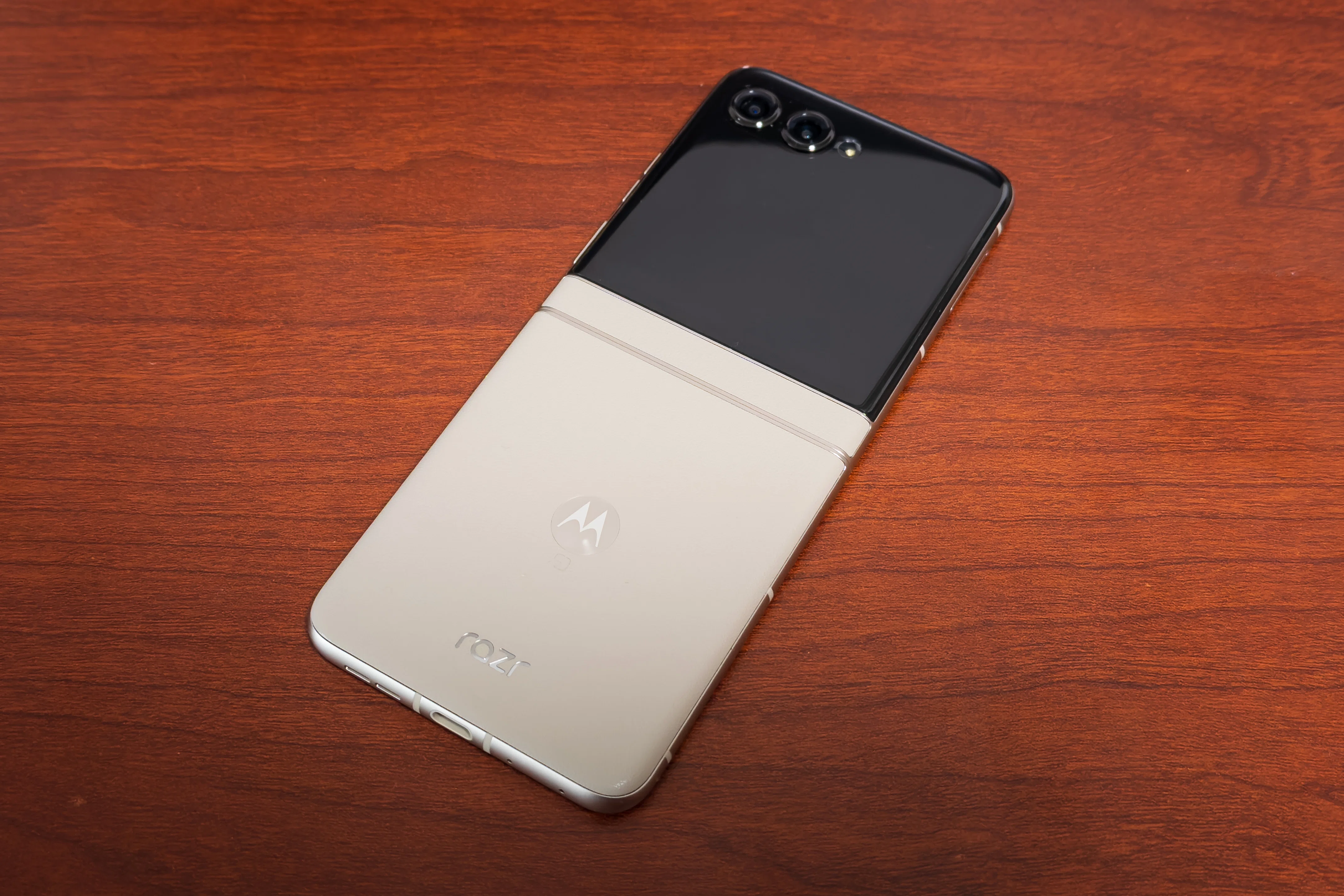 ポケッタブルにAIを呼び出せるサブスマホとして「motorola razr 50s