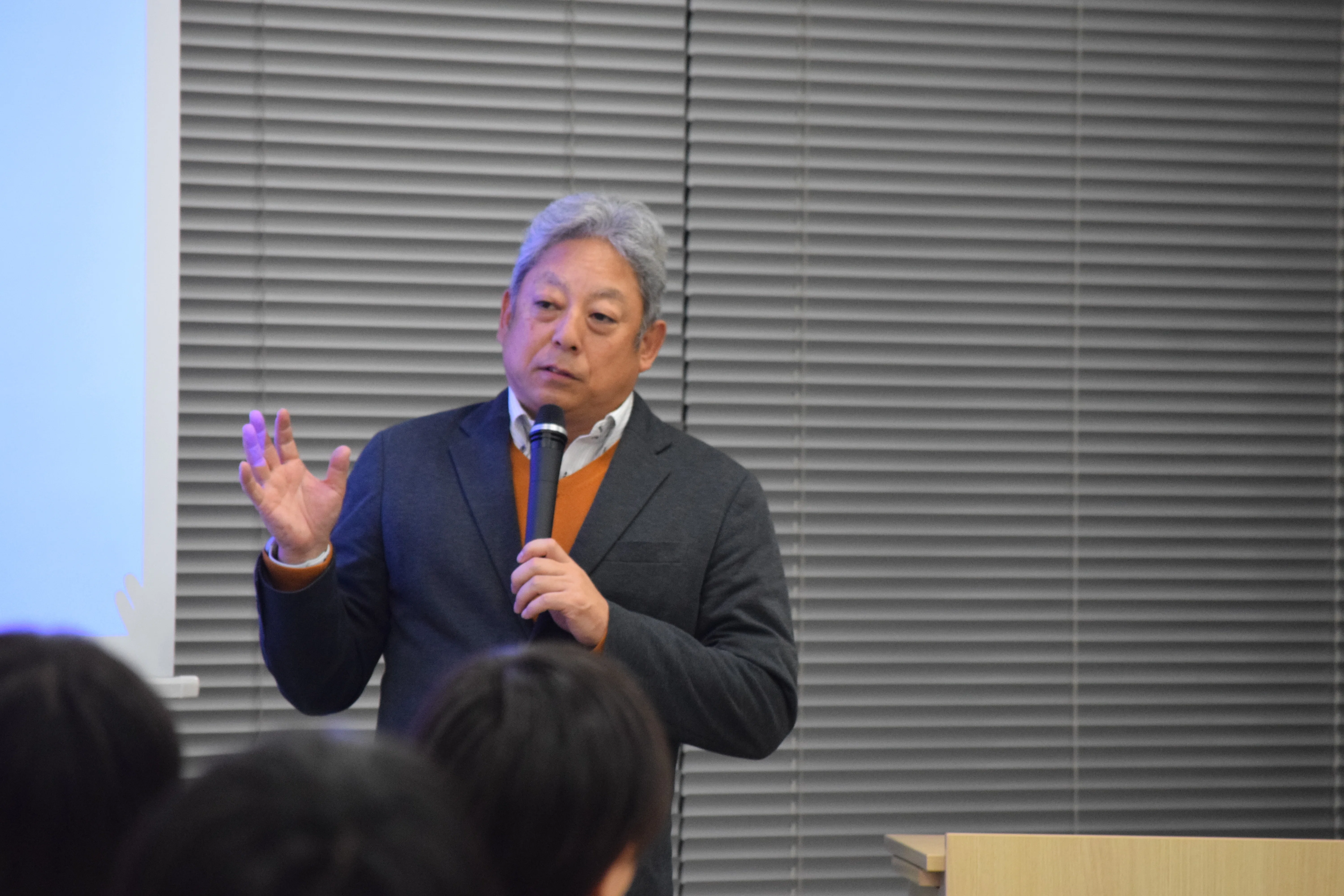 データで見て考える、そして仕事に触れる。高校生の企業訪問で伝えた