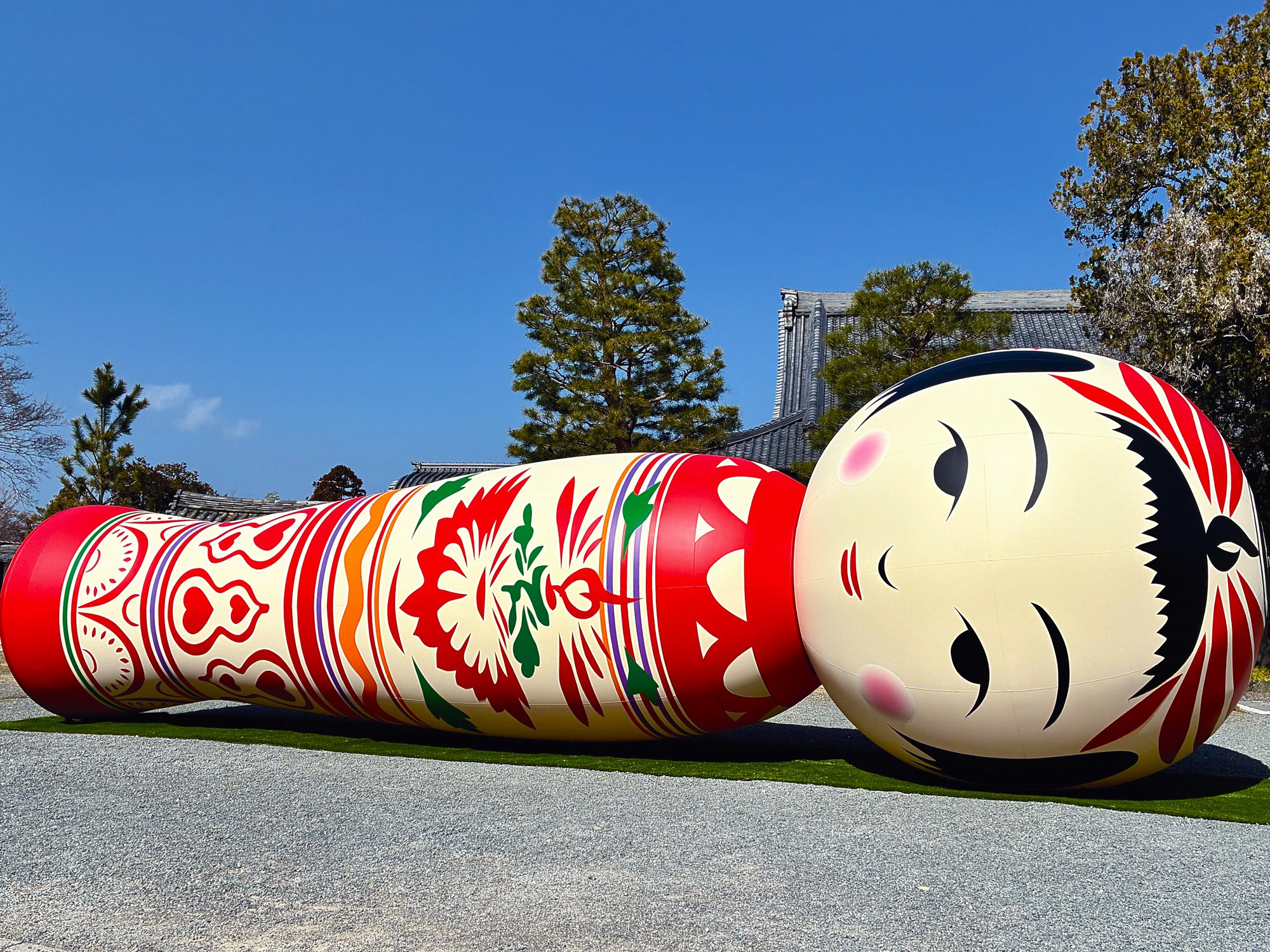 京都・東福寺に巨大こけしと宇宙猫？｜アーティストフェア京都2026体験