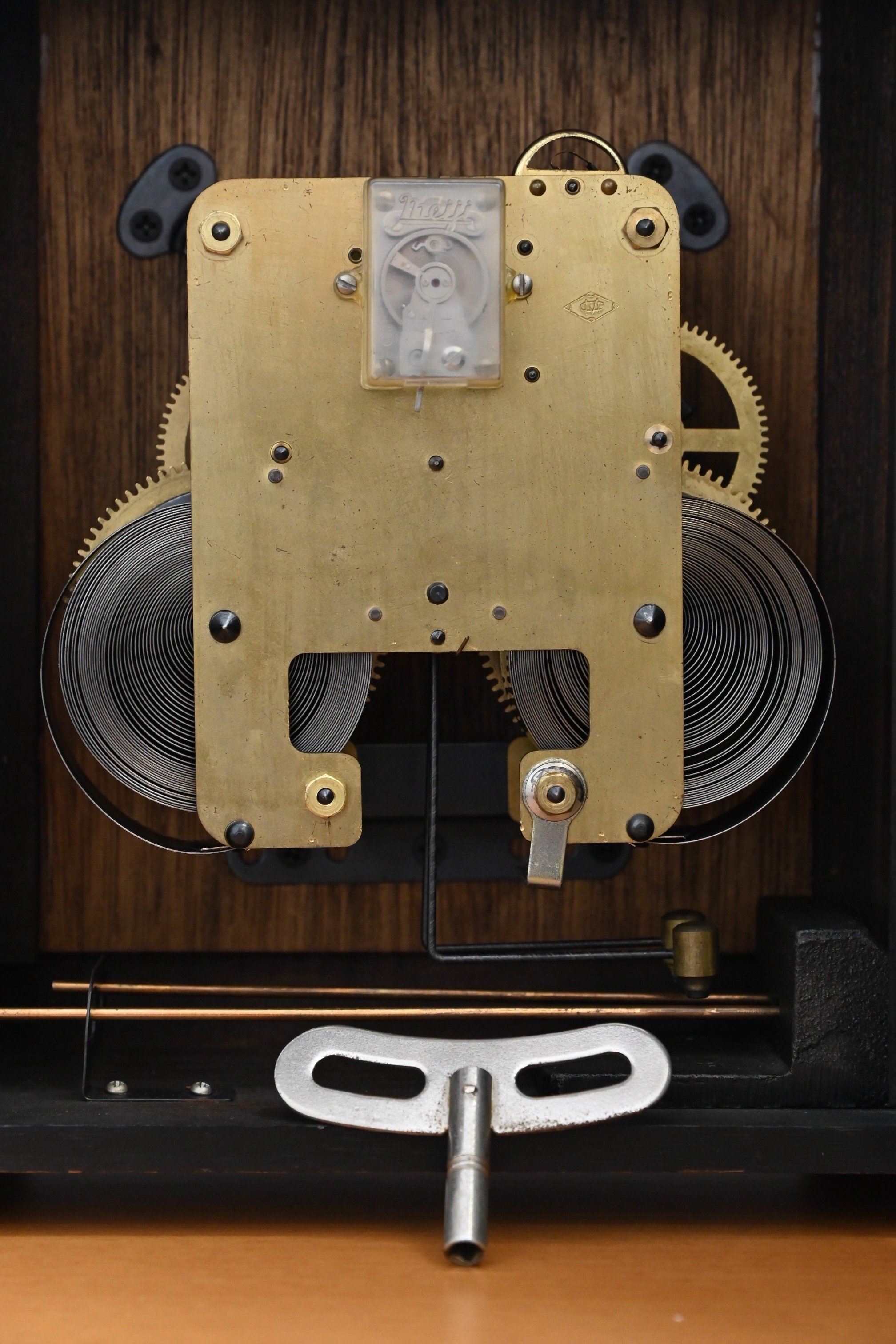 SNGの歴史遺産】手巻き式置き時計｜株式会社エス・エヌ・ジー