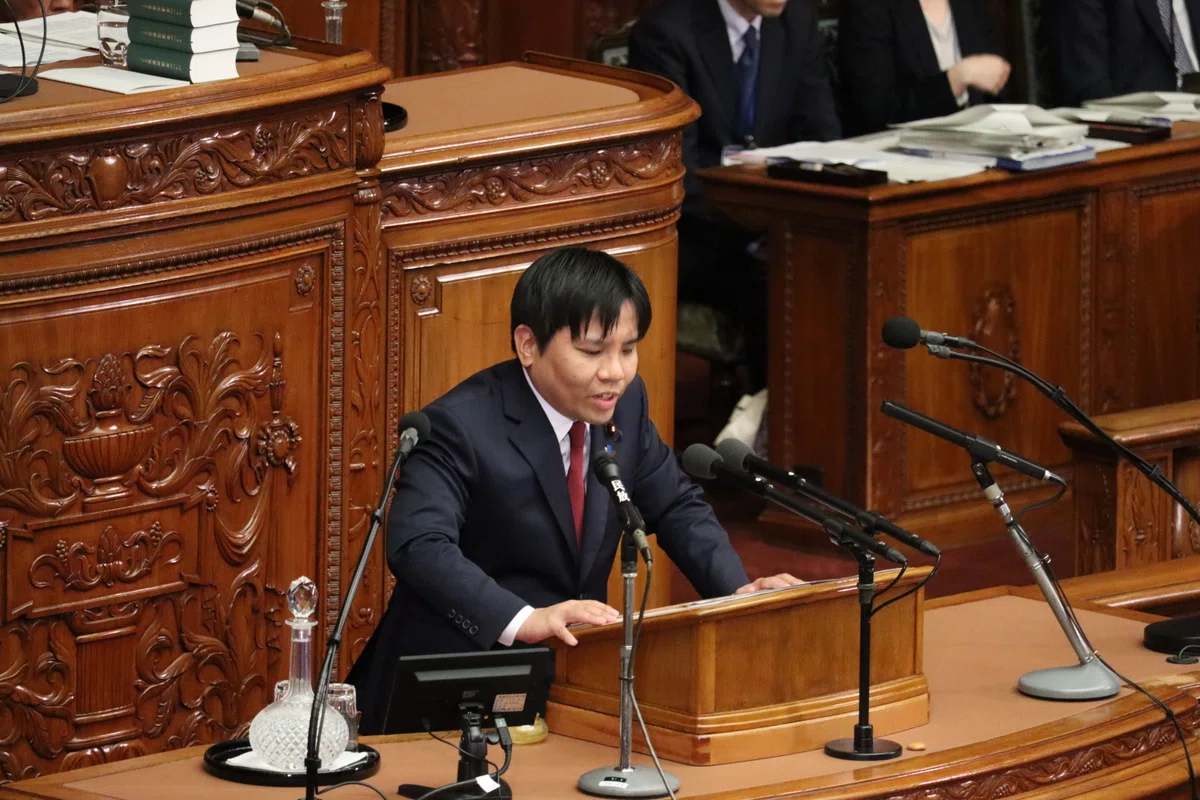 2026年2月25日の衆議院本会議で代表質問を行う、チームみらい 幹事長・高山聡史