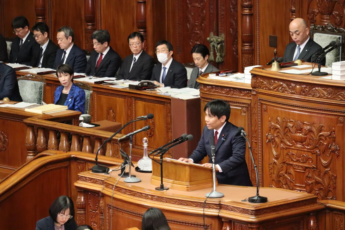 2026年2月25日の衆議院本会議で代表質問を行う、チームみらい 幹事長・高山聡史