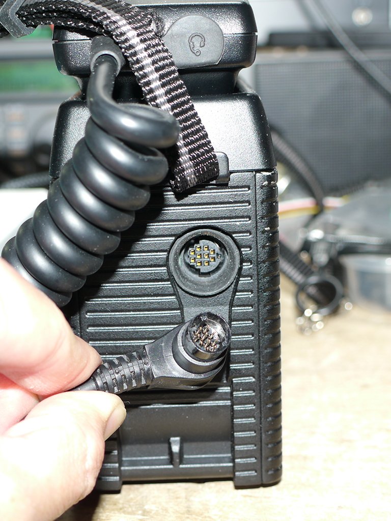 自動車電話・ショルダーホン・衛星電話のハンドセットを現代でも使用