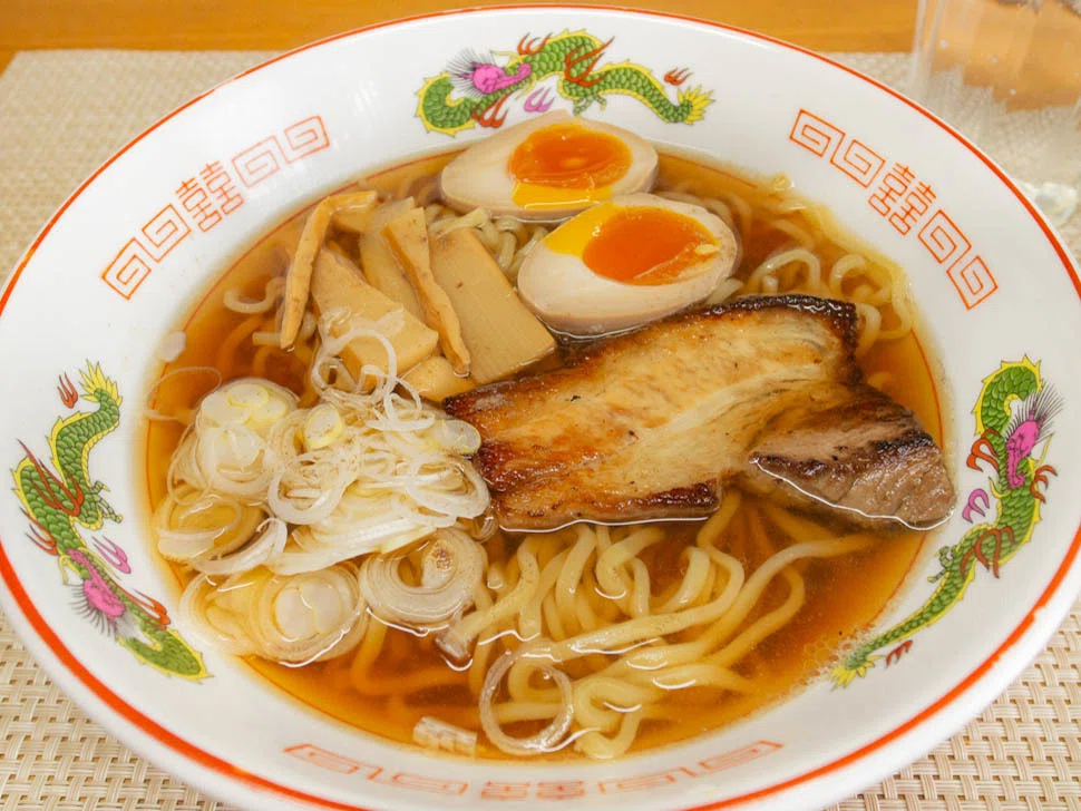 炙り煮豚チャーシューと味玉入り醤油ラーメン｜movinow