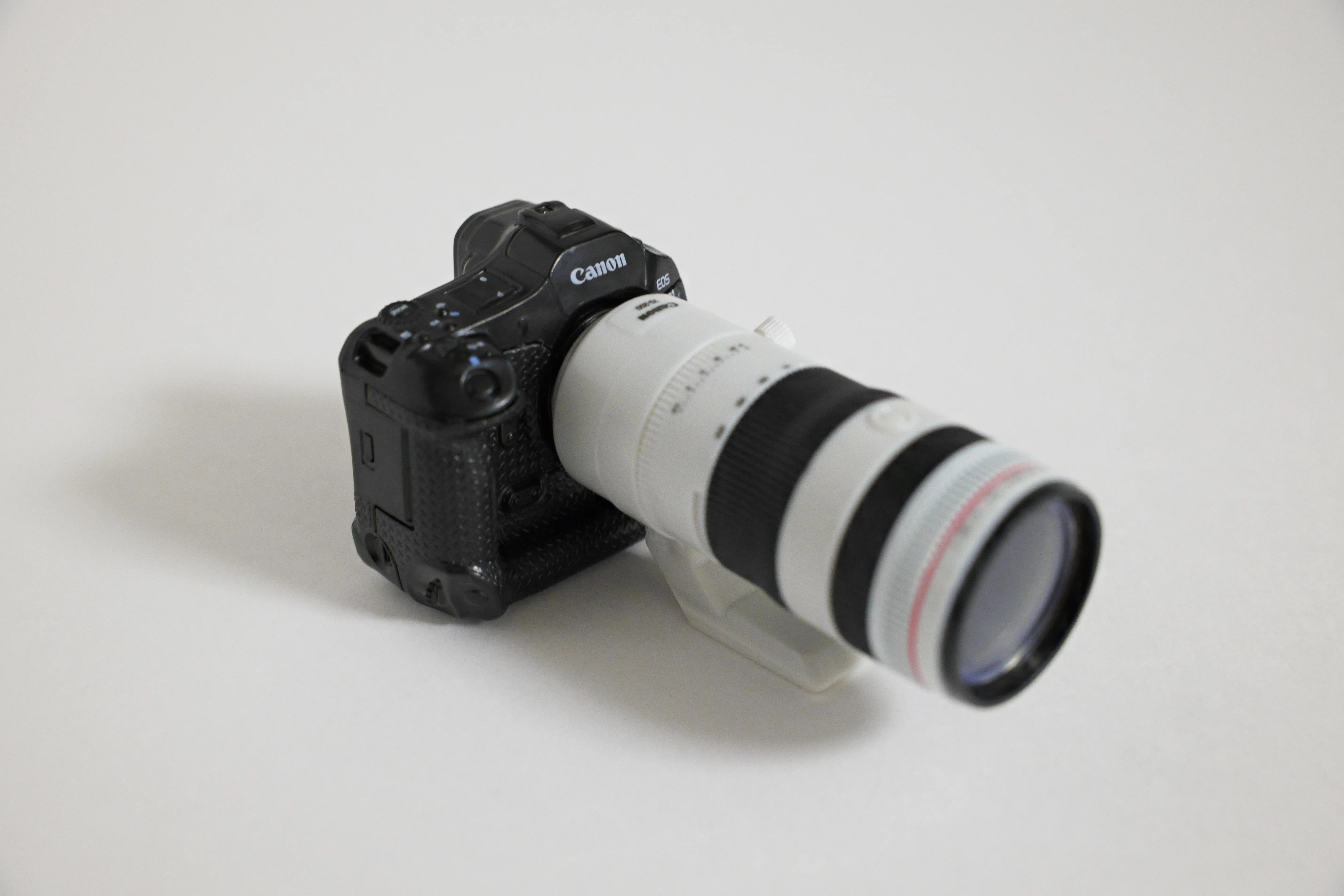 【EOS R1＋RF70-200mm F2.8 L IS USM Z（ホワイト）】Canon ミニチュアカメラコレクション レビュー】カメラ愛好家の処方箋。Canon ミニチュアカメラコレクション